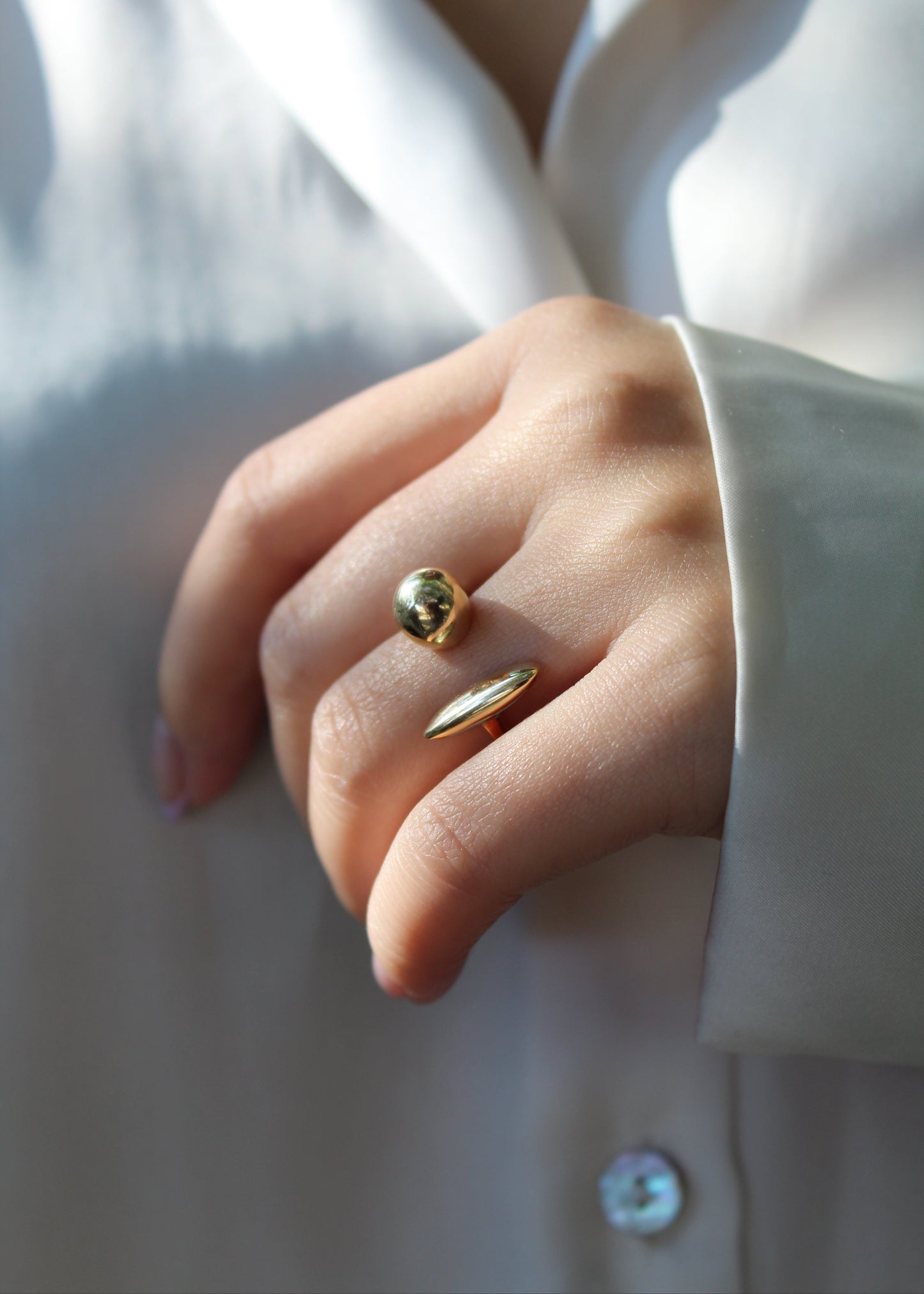 Anello Ginevra in Argento 925, dal design aperto con sfera e barretta, elegante e moderno. Regolabile per una vestibilità comoda e personalizzata. Disponibile in argento naturale o con placcatura in oro, perfetto da indossare da solo o abbinato ad altri anelli.  

Acquista su Laura Sciunnach.