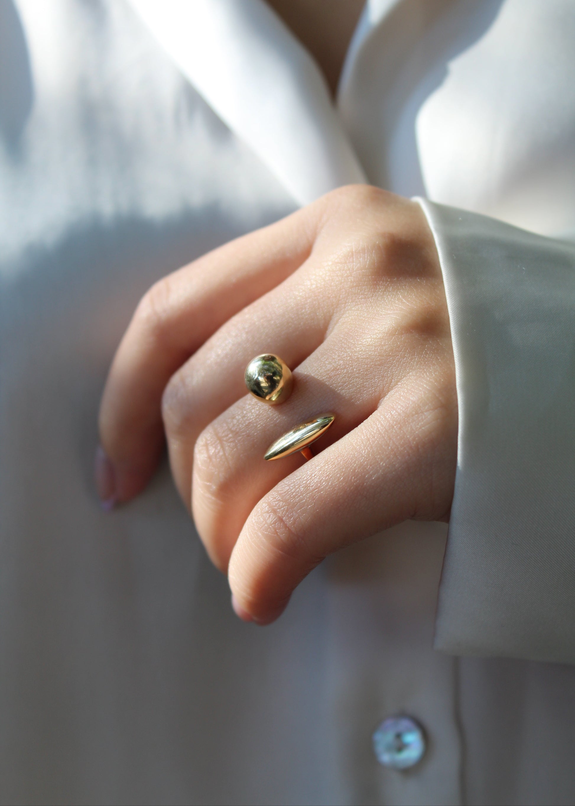 Anello Ginevra in Argento 925, dal design aperto con sfera e barretta, elegante e moderno. Regolabile per una vestibilità comoda e personalizzata. Disponibile in argento naturale o con placcatura in oro, perfetto da indossare da solo o abbinato ad altri anelli.  

Acquista su Laura Sciunnach.