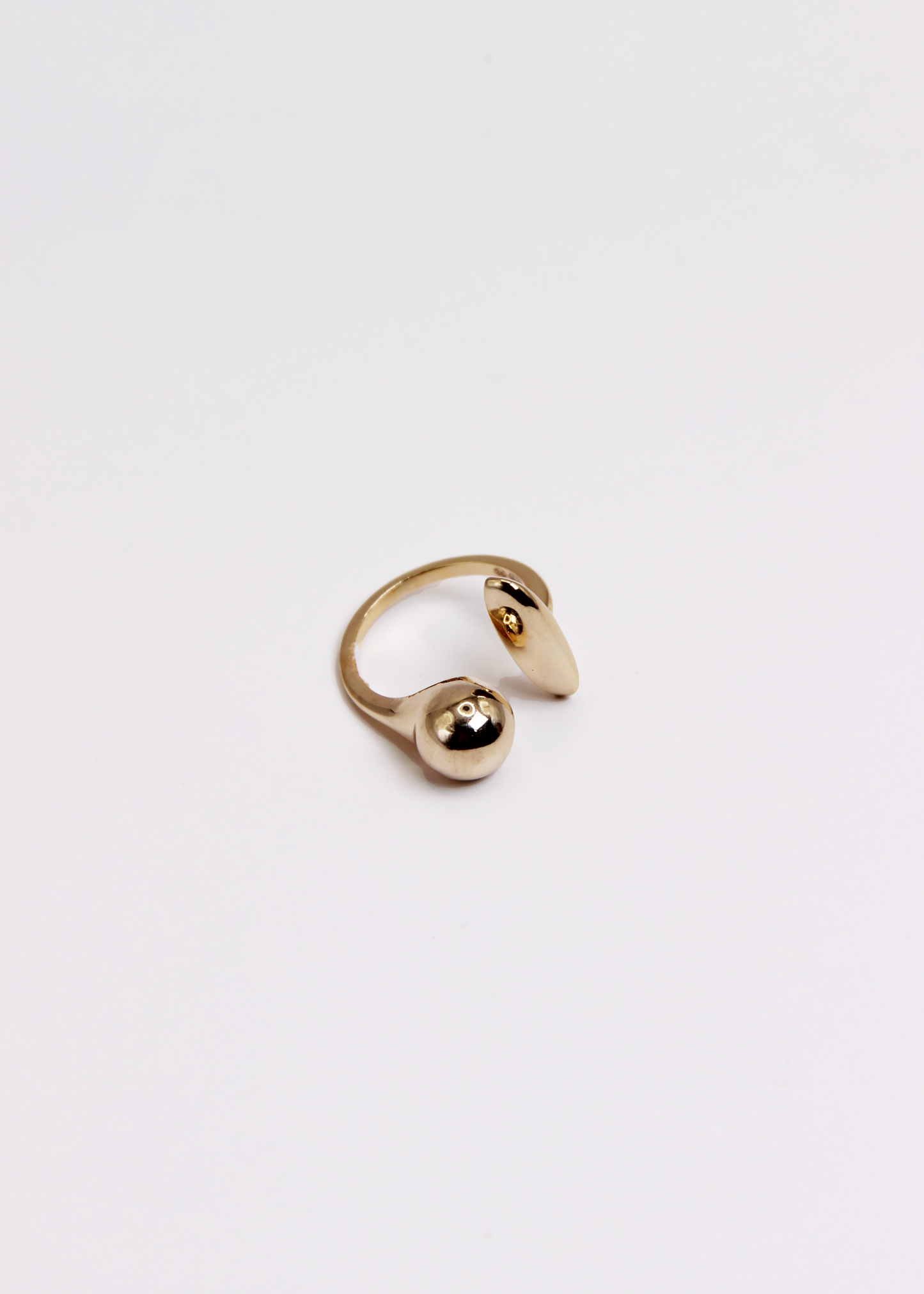 Anello Ginevra in Argento 925, dal design aperto con sfera e barretta, elegante e moderno. Regolabile per una vestibilità comoda e personalizzata. Disponibile in argento naturale o con placcatura in oro, perfetto da indossare da solo o abbinato ad altri anelli.  

Acquista su Laura Sciunnach.