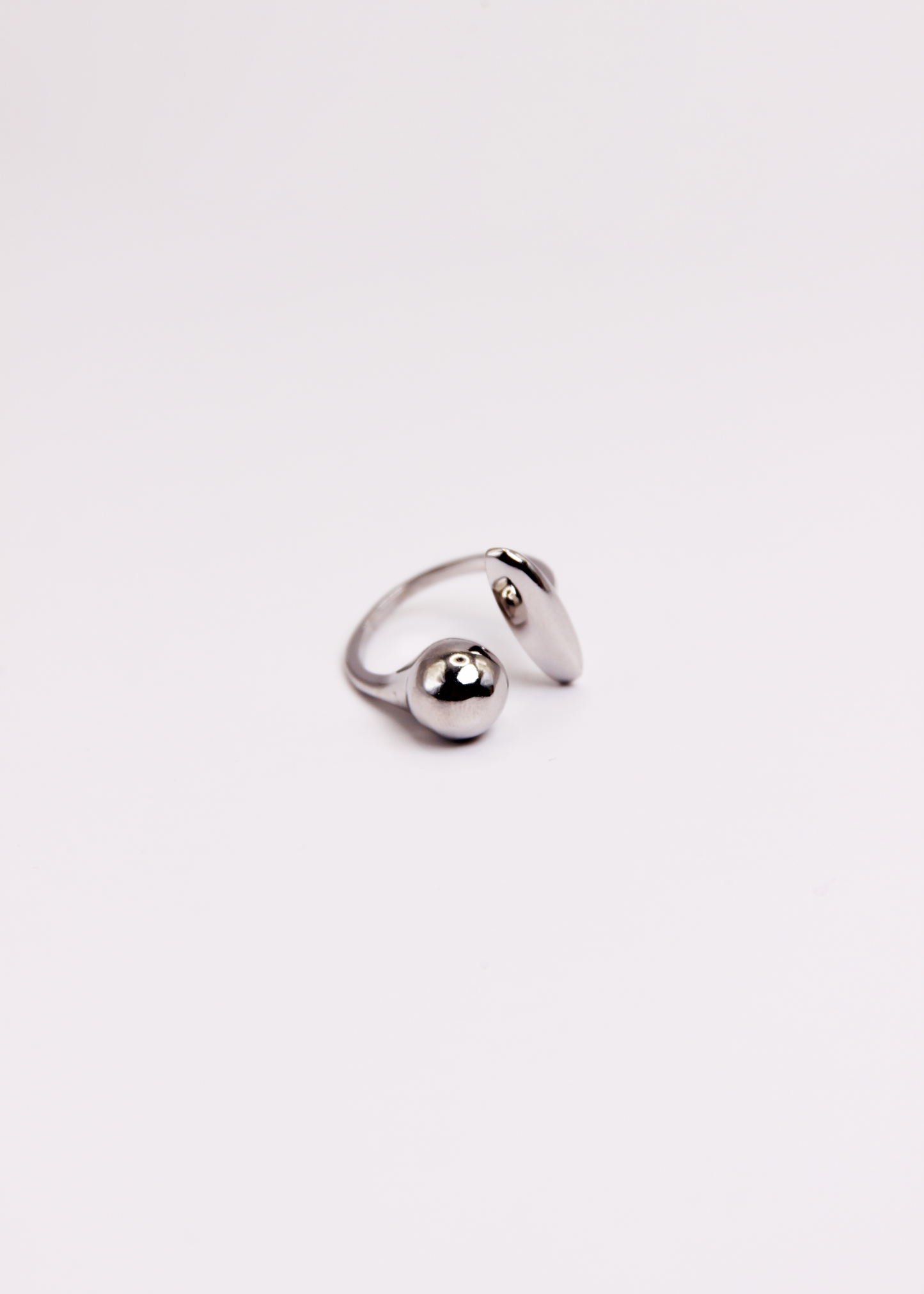 Anello Ginevra in Argento 925, dal design aperto con sfera e barretta, elegante e moderno. Regolabile per una vestibilità comoda e personalizzata. Disponibile in argento naturale o con placcatura in oro, perfetto da indossare da solo o abbinato ad altri anelli.  

Acquista su Laura Sciunnach.