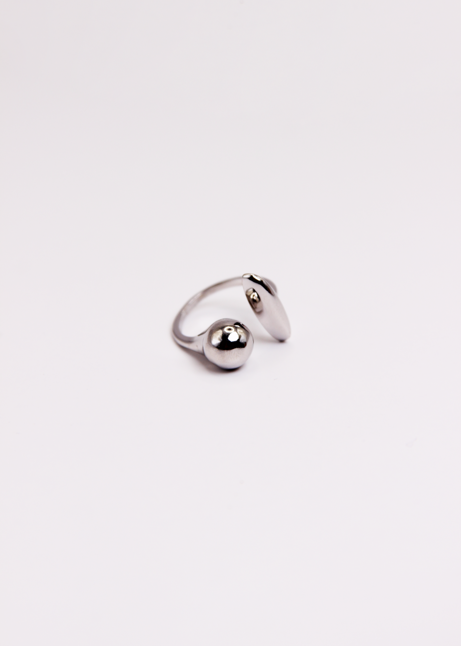 Anello Ginevra in Argento 925, dal design aperto con sfera e barretta, elegante e moderno. Regolabile per una vestibilità comoda e personalizzata. Disponibile in argento naturale o con placcatura in oro, perfetto da indossare da solo o abbinato ad altri anelli.  

Acquista su Laura Sciunnach.