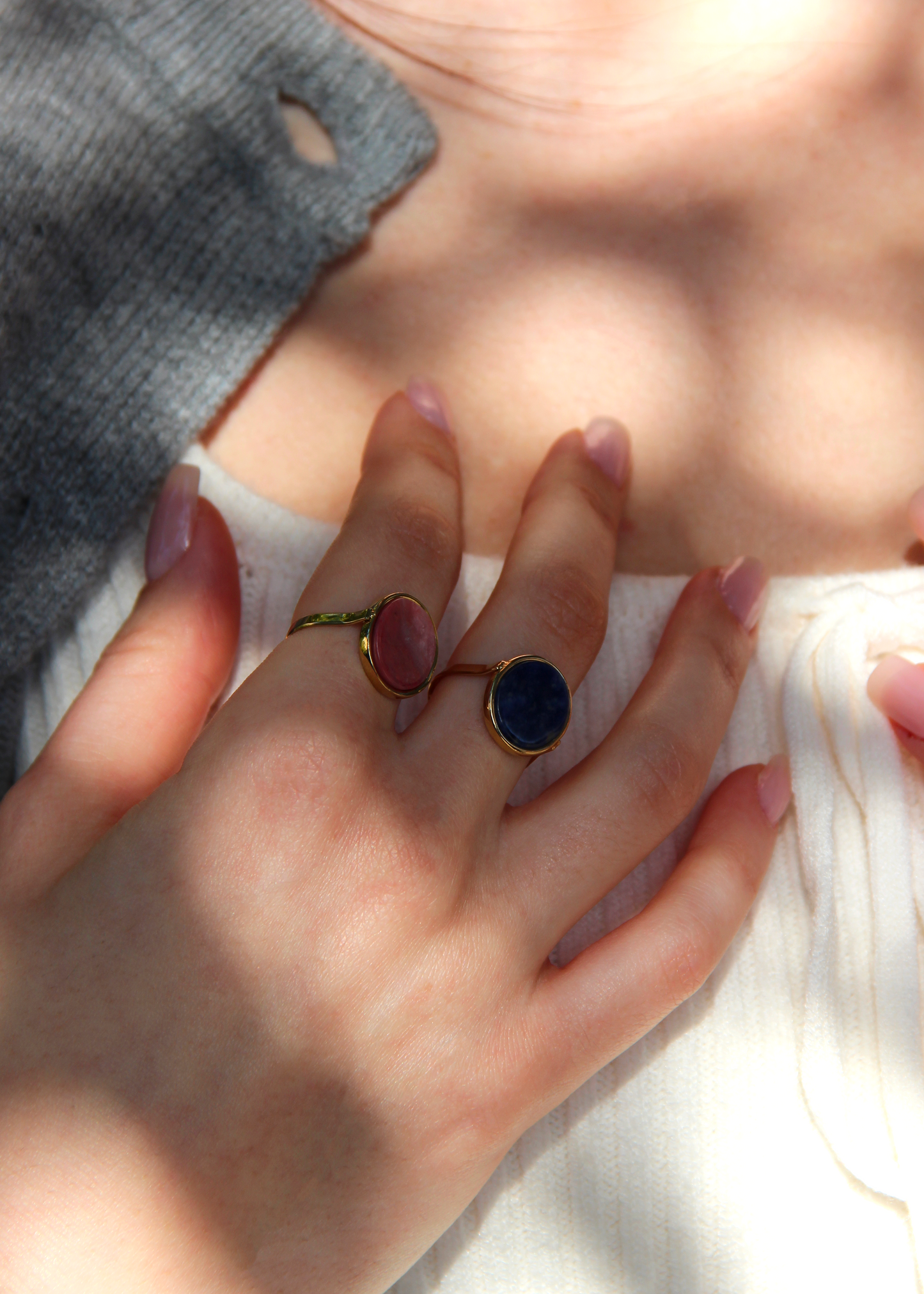 Anello ovale in acciaio placcato oro con pietra dura naturale. Fascia sottile e regolabile, montatura liscia che avvolge la pietra. Disponibile in diversi colori, dal design elegante e raffinato