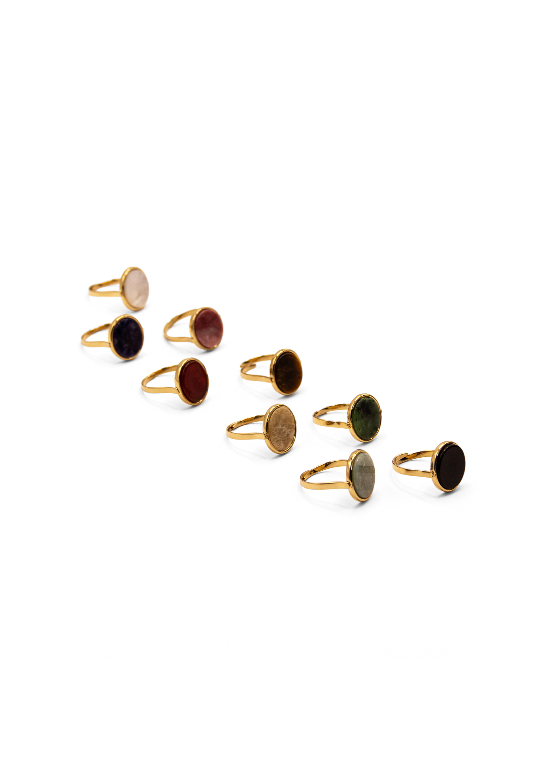 Anello ovale in acciaio placcato oro con pietra dura naturale. Fascia sottile e regolabile, montatura liscia che avvolge la pietra. Disponibile in diversi colori, dal design elegante e raffinato