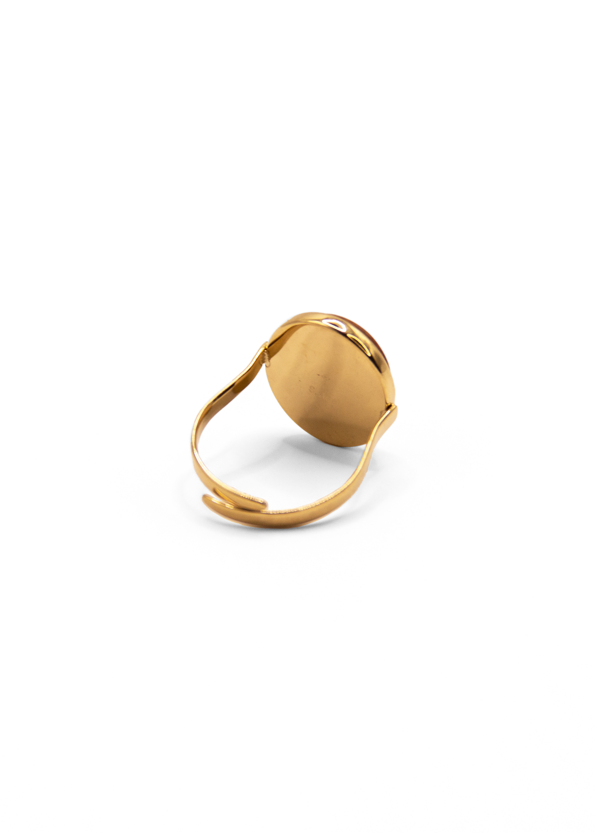 Anello ovale in acciaio placcato oro con pietra dura naturale. Fascia sottile e regolabile, montatura liscia che avvolge la pietra. Disponibile in diversi colori, dal design elegante e raffinato