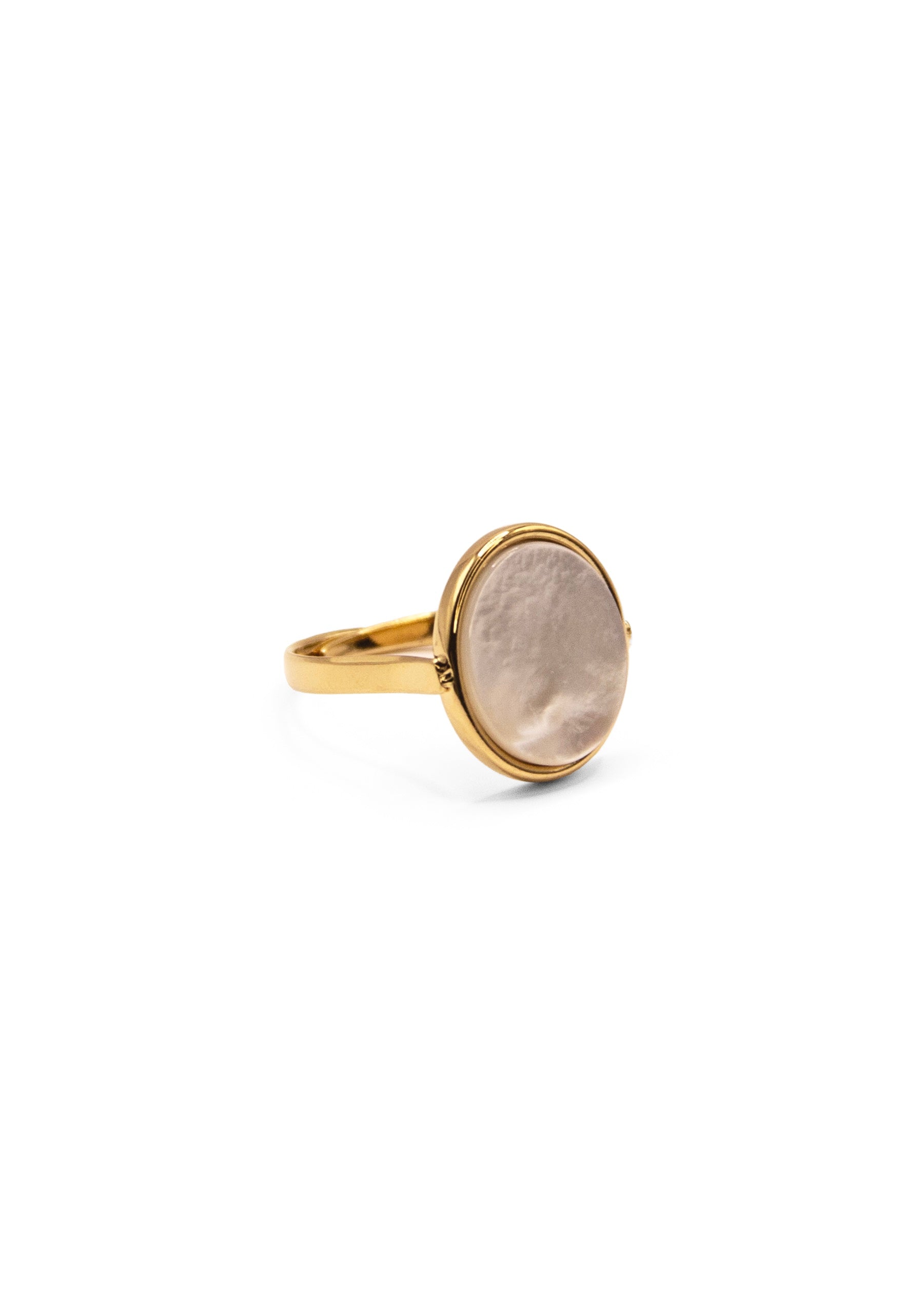 Anello ovale in acciaio placcato oro con pietra dura naturale. Fascia sottile e regolabile, montatura liscia che avvolge la pietra. Disponibile in diversi colori, dal design elegante e raffinato, pietra bianca opalescente