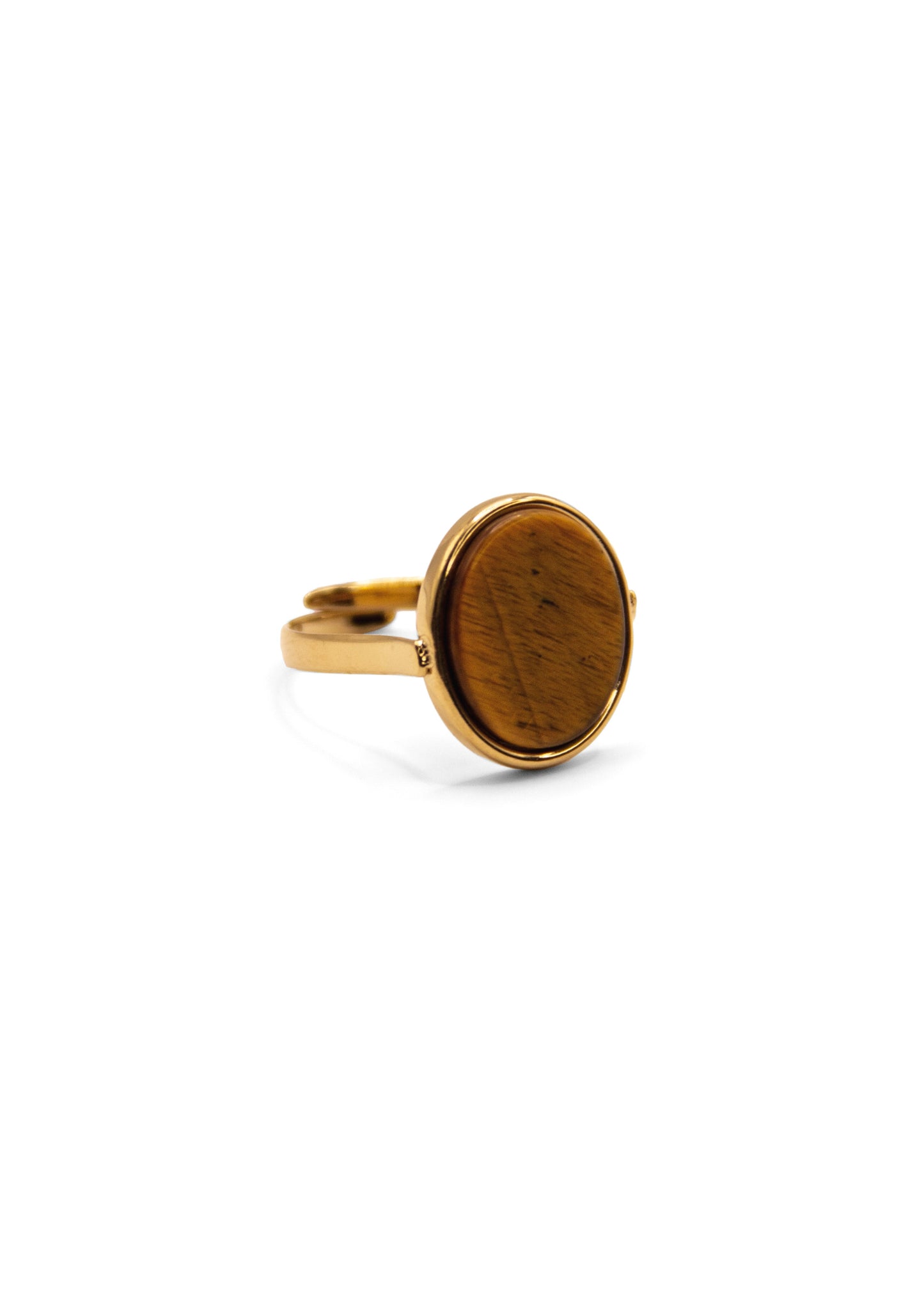Anello ovale in acciaio placcato oro con pietra dura naturale. Fascia sottile e regolabile, montatura liscia che avvolge la pietra. Disponibile in diversi colori, dal design elegante e raffinato. pietra marrone occhio di tigre