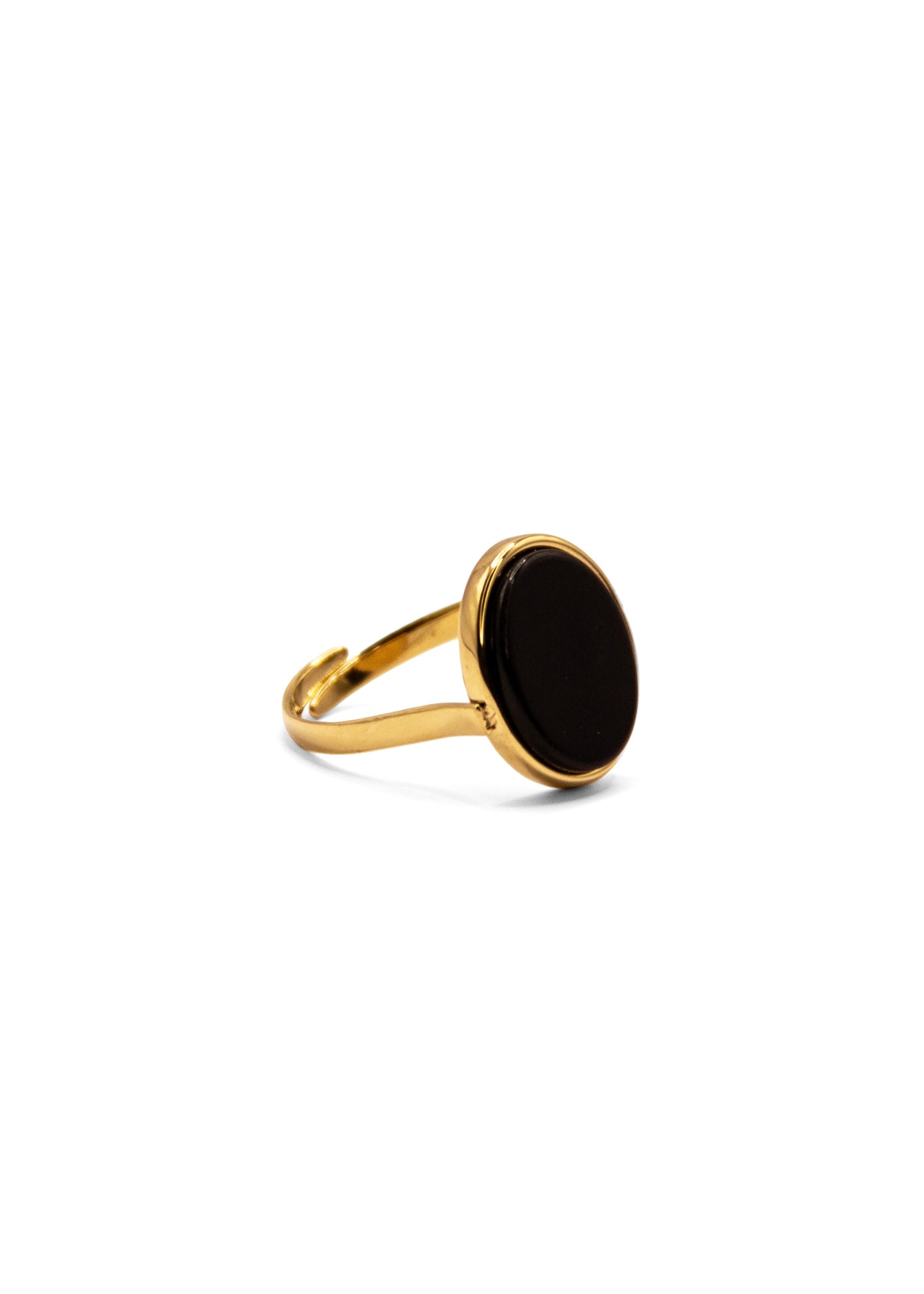 Anello ovale in acciaio placcato oro con pietra dura naturale. Fascia sottile e regolabile, montatura liscia che avvolge la pietra. Disponibile in diversi colori, dal design elegante e raffinato. pietra nera lucida