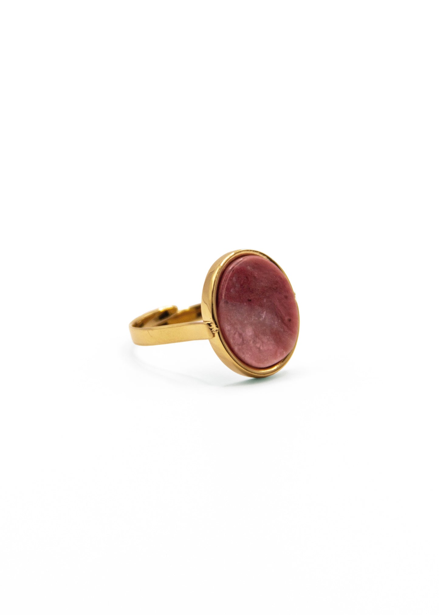 Anello ovale in acciaio placcato oro con pietra dura naturale. Fascia sottile e regolabile, montatura liscia che avvolge la pietra. Disponibile in diversi colori, dal design elegante e raffinato. pietra rosa antico
