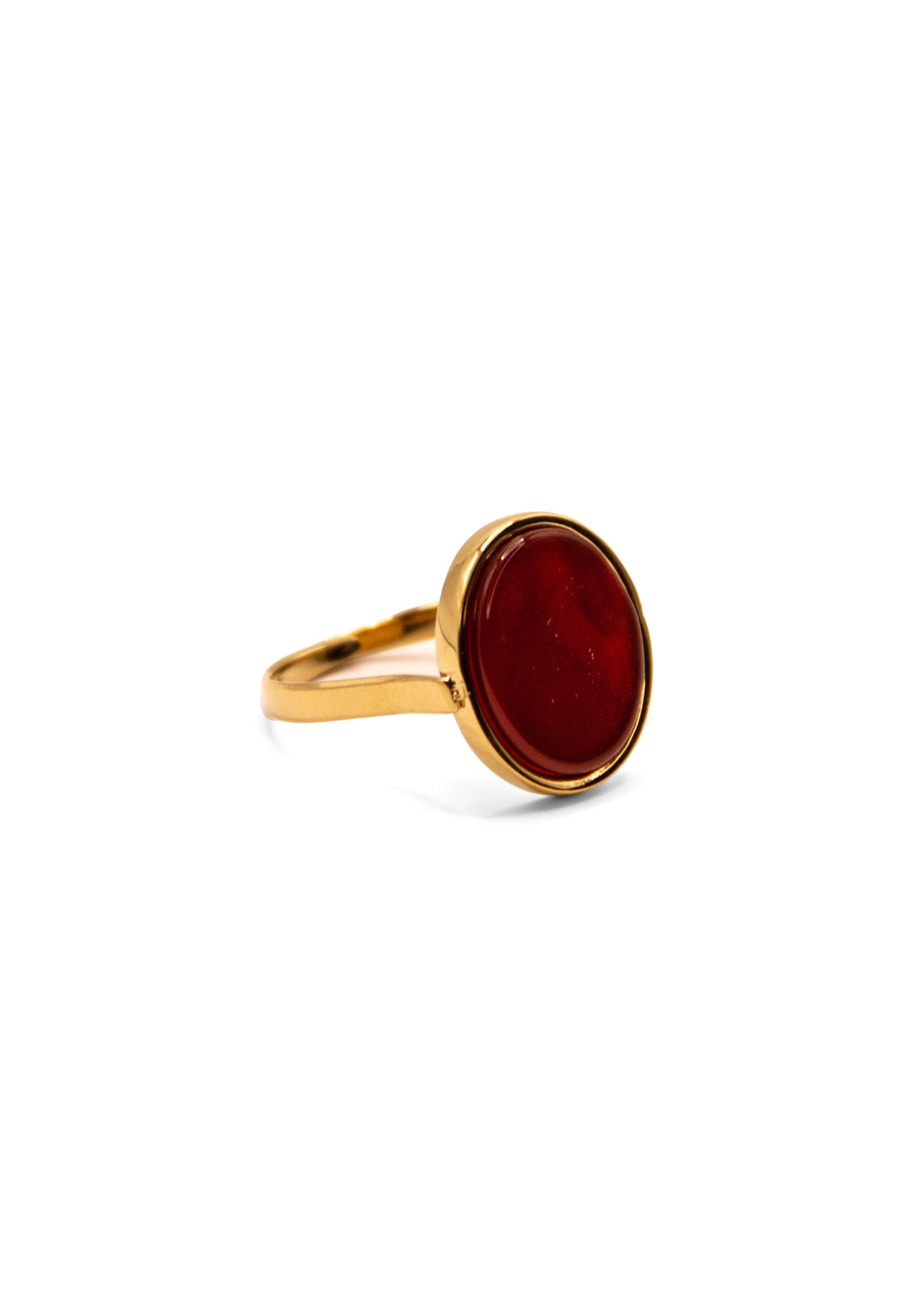 Anello ovale in acciaio placcato oro con pietra dura naturale. Fascia sottile e regolabile, montatura liscia che avvolge la pietra. Disponibile in diversi colori, dal design elegante e raffinato. pietra rosso rubino