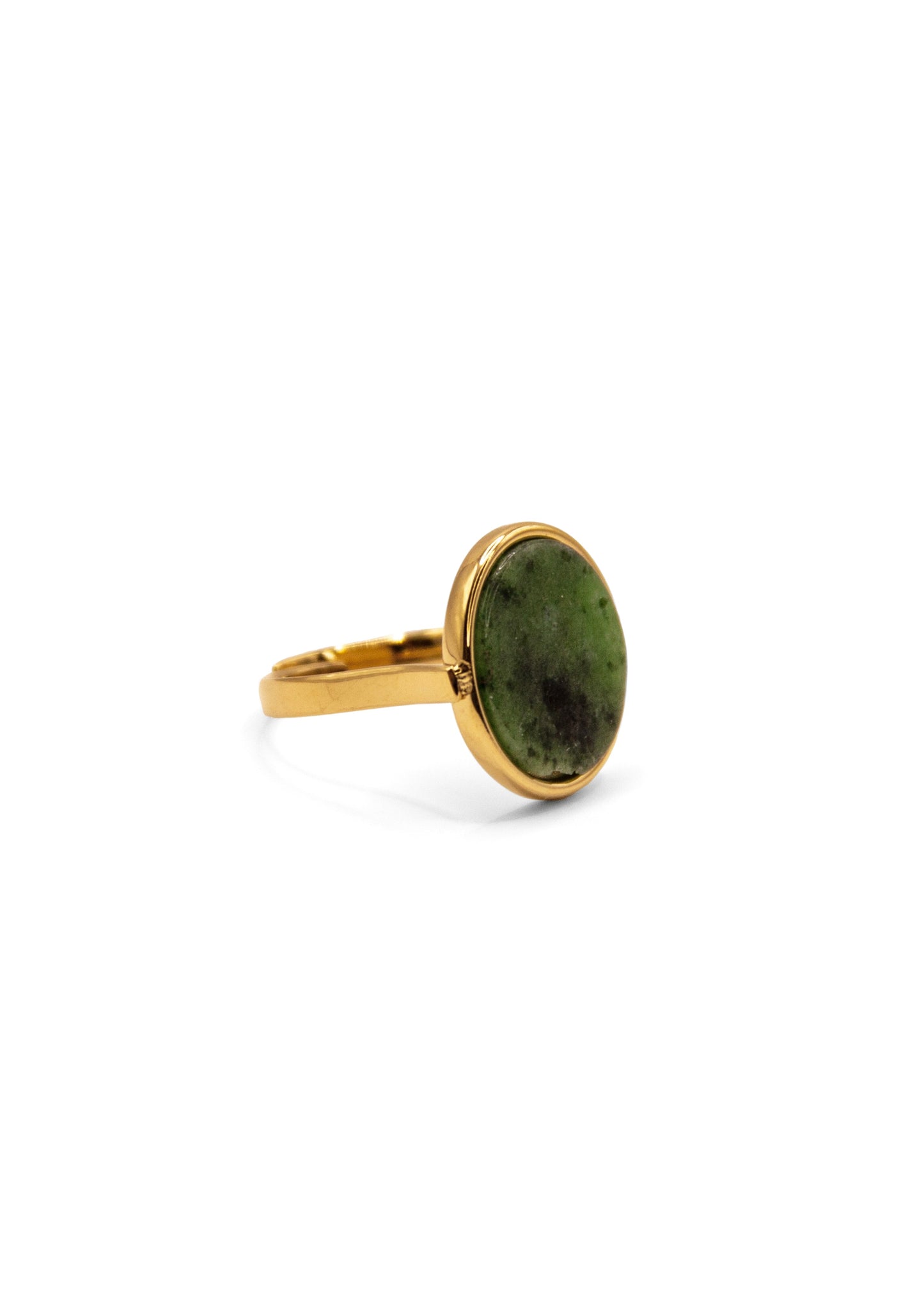 Anello ovale in acciaio placcato oro con pietra dura naturale. Fascia sottile e regolabile, montatura liscia che avvolge la pietra. Disponibile in diversi colori, dal design elegante e raffinato. pietra verde scuro