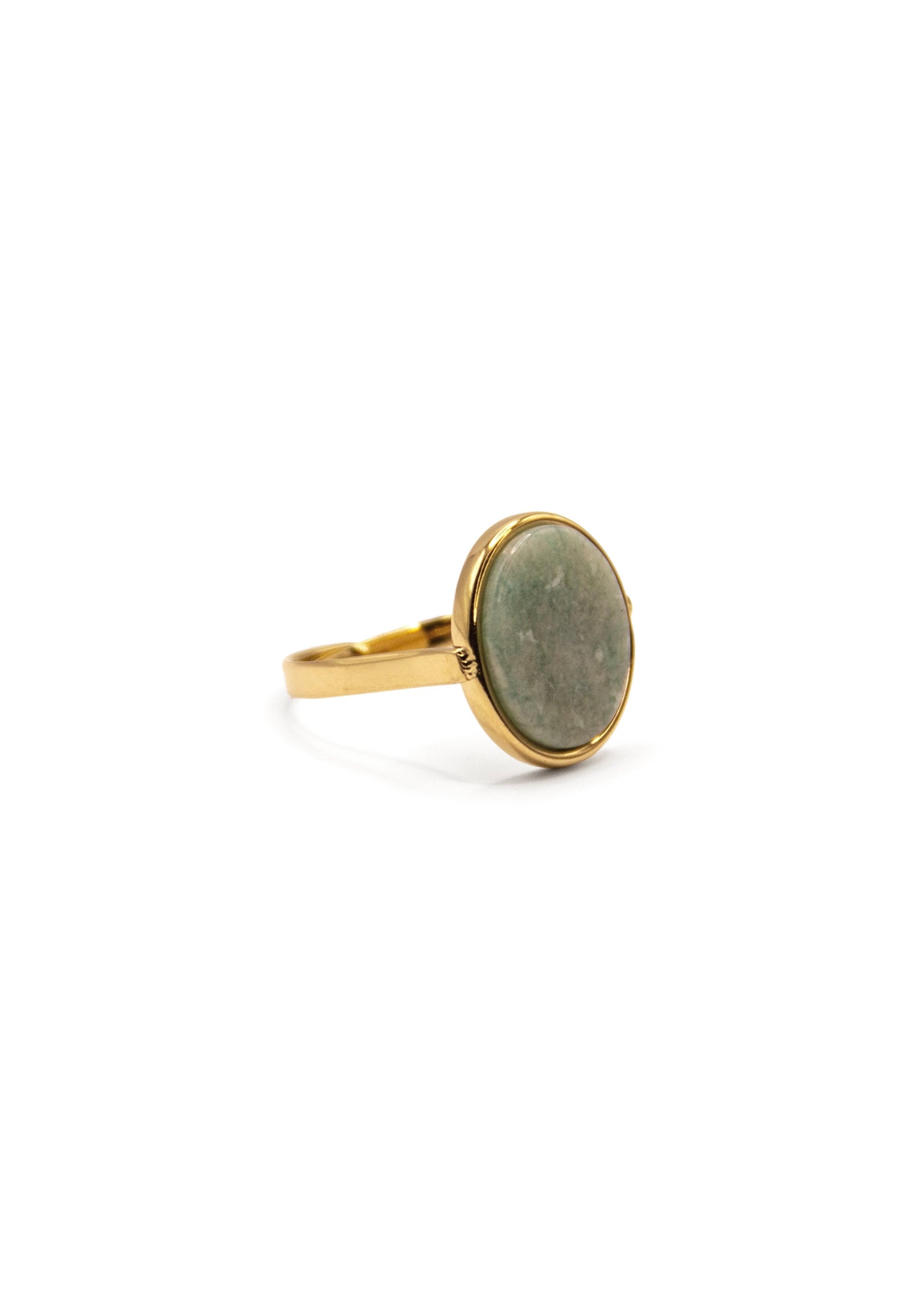 Anello ovale in acciaio placcato oro con pietra dura naturale. Fascia sottile e regolabile, montatura liscia che avvolge la pietra. Disponibile in diversi colori, dal design elegante e raffinato. pietra verde giada