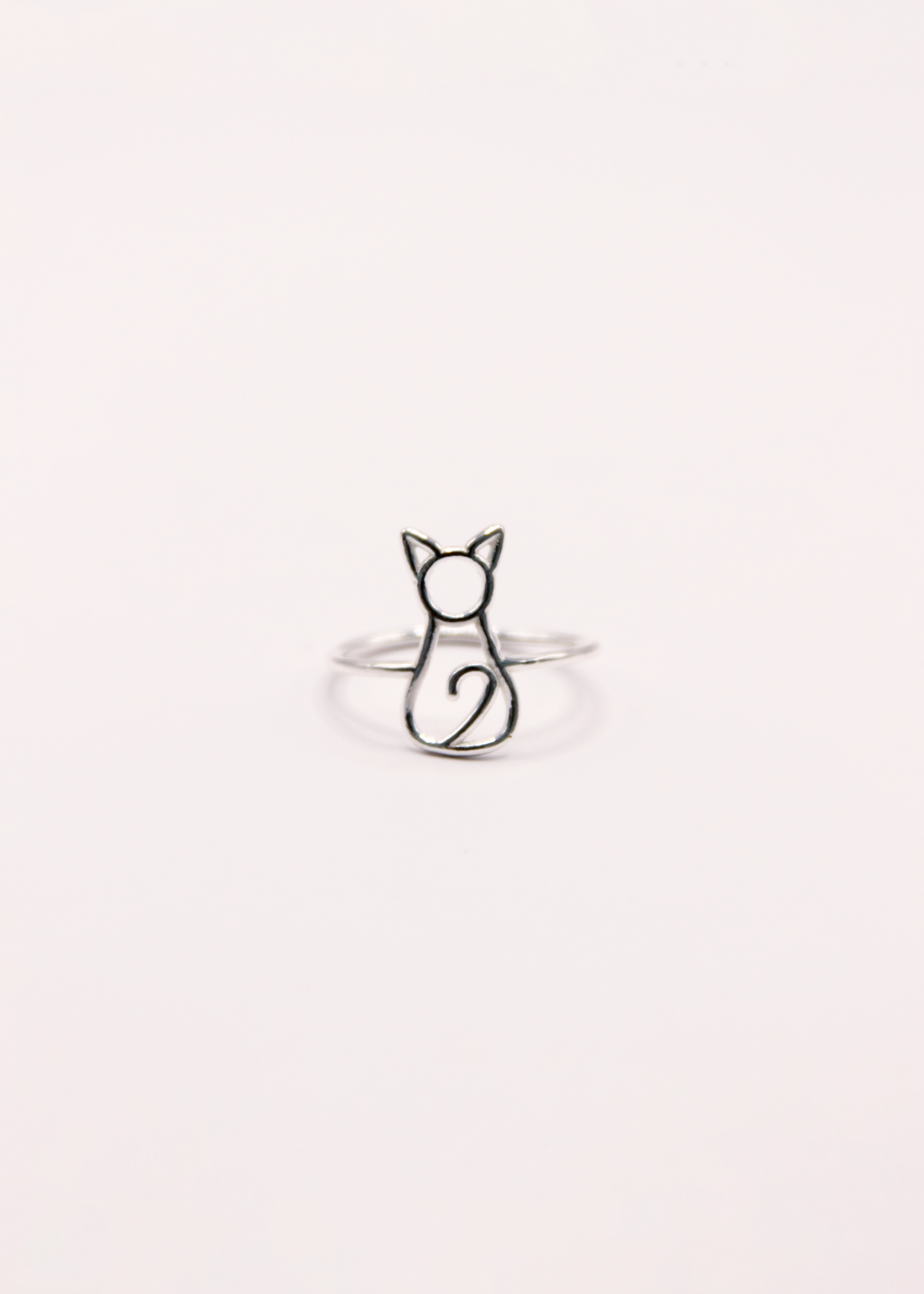 Un anello minimal che richiama la silhouette di un gatto, pensato per chi ama la sua eleganza discreta. Fa parte della collezione Linee d’Argento ed è realizzato artigianalmente in Italia, con la cura che contraddistingue ogni creazione Sciunnach.