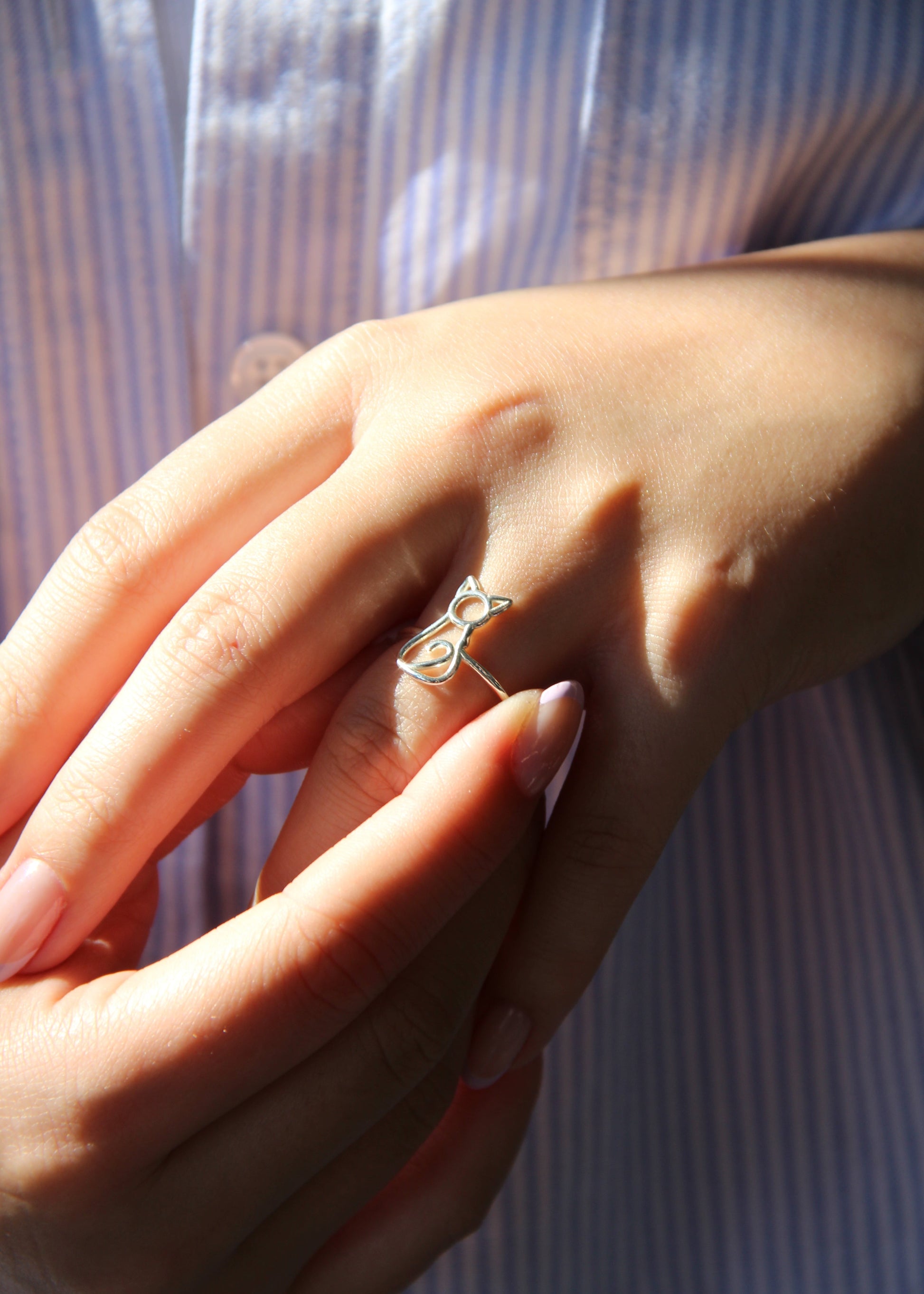 Un anello minimal che richiama la silhouette di un gatto, pensato per chi ama la sua eleganza discreta. Fa parte della collezione Linee d’Argento ed è realizzato artigianalmente in Italia, con la cura che contraddistingue ogni creazione Sciunnach.