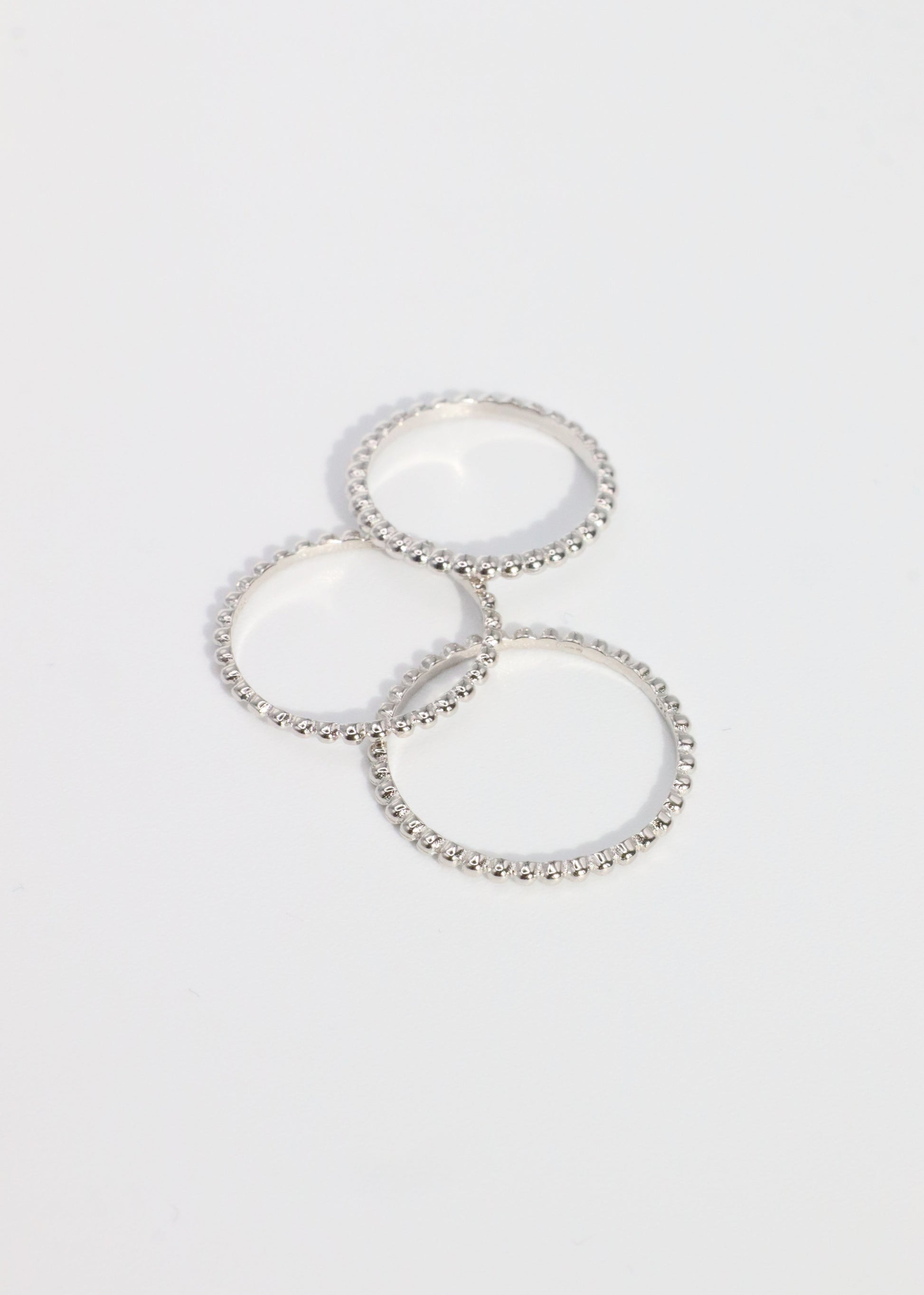 Anello a palline in argento 925, design minimal con lavorazione a piccole sfere lucide, gioiello artigianale disponibile in diverse misure, elegante e versatile da indossare ogni giorno.