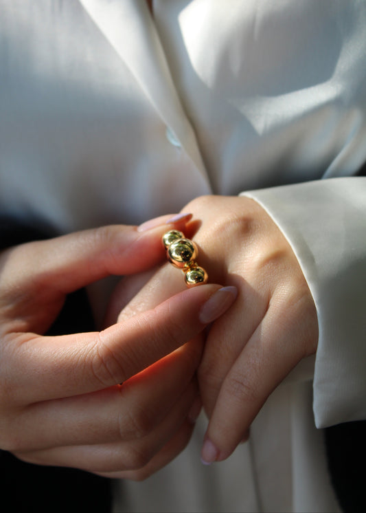 Anello Patrizia chunky in Argento 925 placcato oro, caratterizzato da un design audace con sfere di diverse dimensioni. Aperto e regolabile, offre una vestibilità comoda e personalizzata. Perfetto per aggiungere un tocco di carattere e stile al tuo look.  

Acquista su Laura Sciunnach.