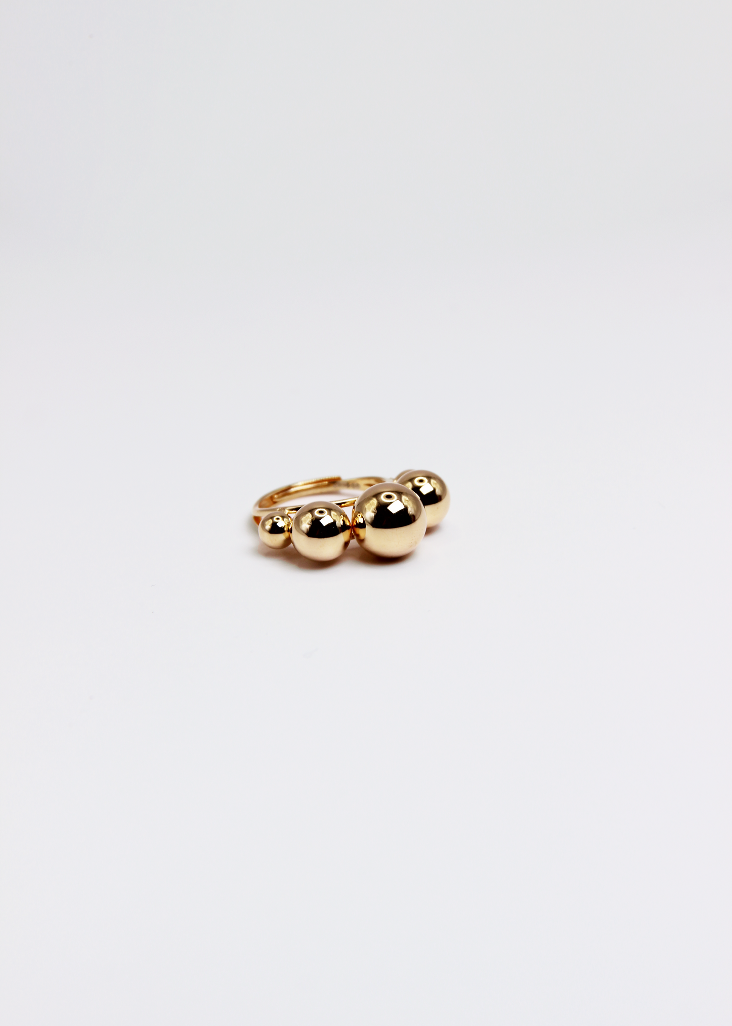 Anello Patrizia chunky in Argento 925 placcato oro, caratterizzato da un design audace con sfere di diverse dimensioni. Aperto e regolabile, offre una vestibilità comoda e personalizzata. Perfetto per aggiungere un tocco di carattere e stile al tuo look.  

Acquista su Laura Sciunnach.