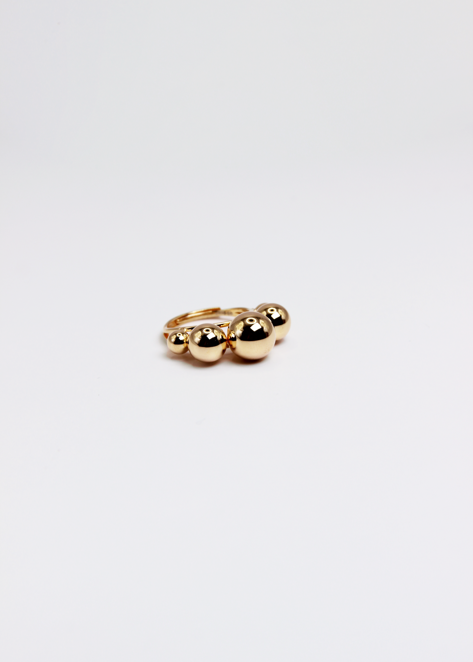 Anello Patrizia chunky in Argento 925 placcato oro, caratterizzato da un design audace con sfere di diverse dimensioni. Aperto e regolabile, offre una vestibilità comoda e personalizzata. Perfetto per aggiungere un tocco di carattere e stile al tuo look.  

Acquista su Laura Sciunnach.