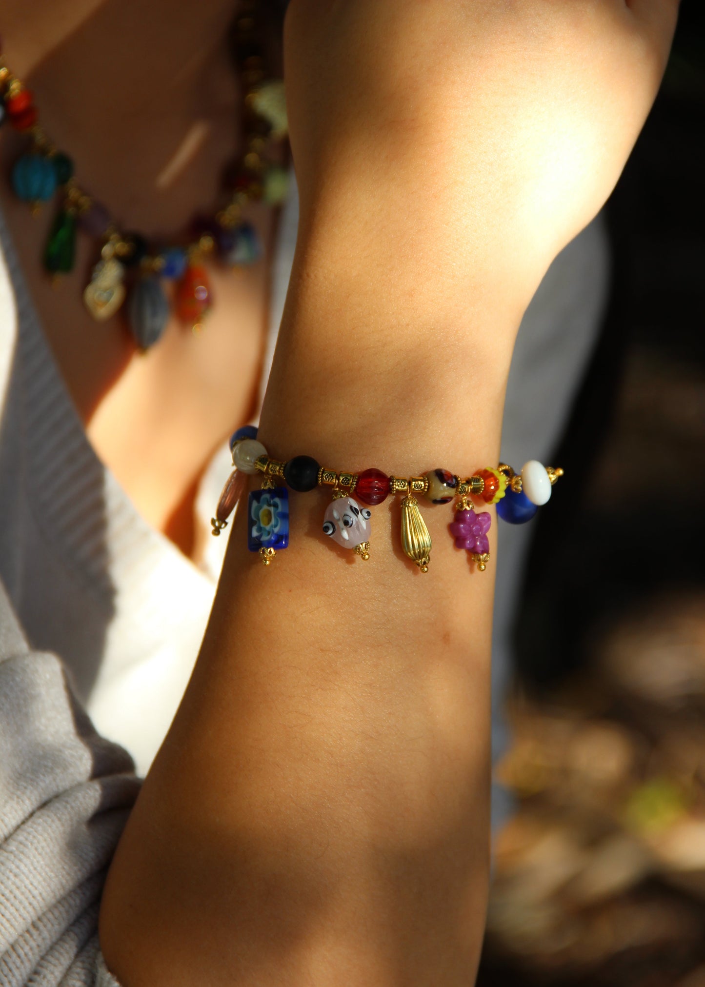 Bracciale Esmeralda di Laura Sciunnach – gioiello artigianale fatto a mano con perle colorate e ciondoli unici in vetro, ispirato allo stile creativo degli anni ’80. Bracciale elegante e versatile, perfetto per chi ama distinguersi con accessori originali.