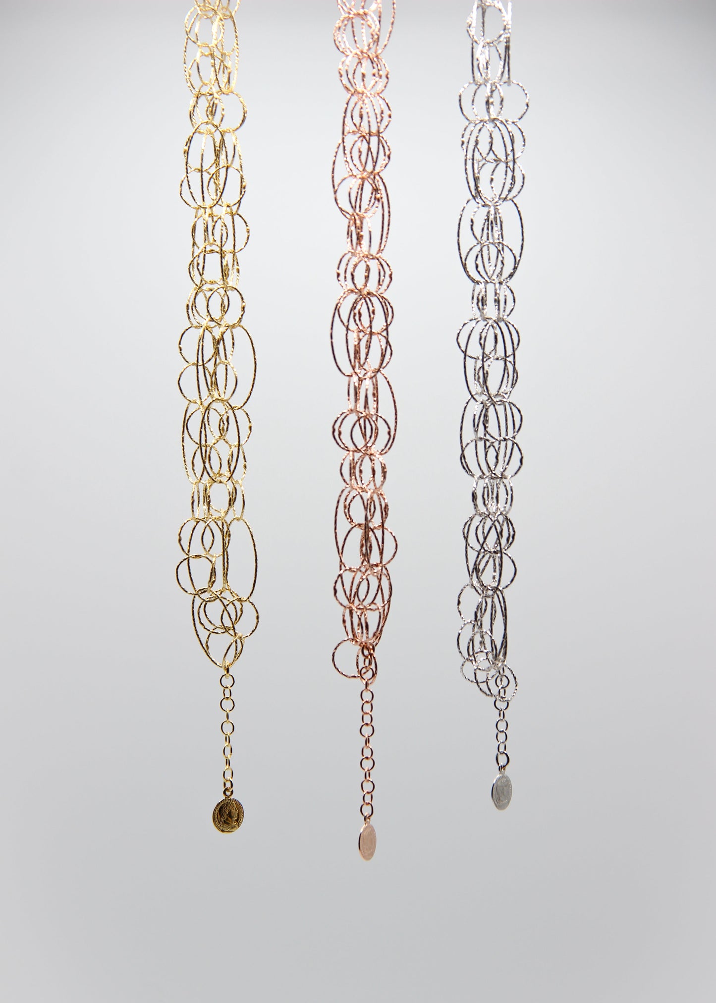 Bracciale Intreccio di Laura Sciunnach, artigianale, cinque fili a maglie irregolari in argento 925, oro giallo o oro rosa, con piccola monetina pendente, elegante e contemporaneo.