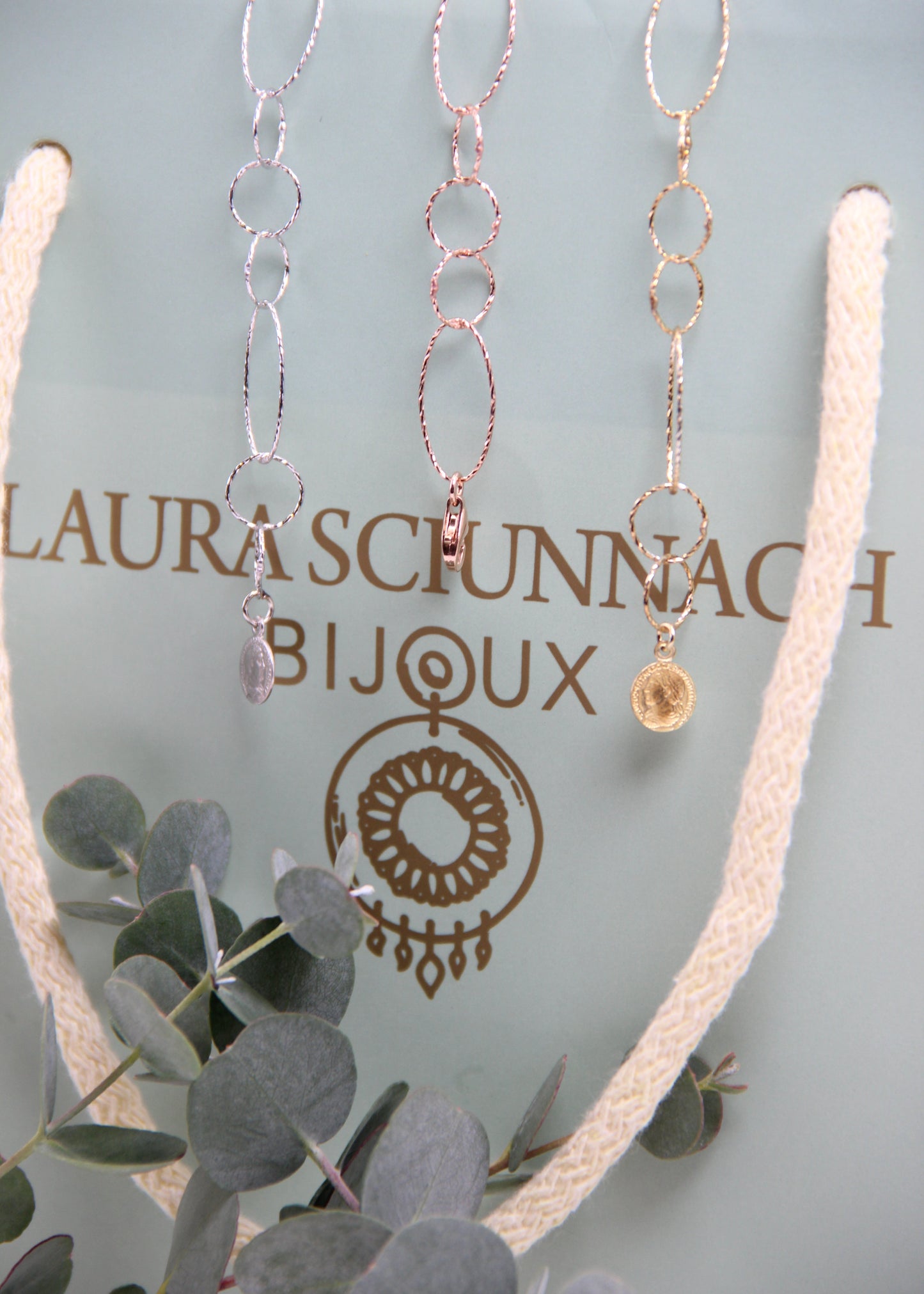 Bracciale Intreccio mono filo di Laura Sciunnach, artigianale, un unico filo a maglie irregolari in argento 925, oro giallo o oro rosa, con piccola monetina pendente, minimalista ed elegante, gioiello contemporaneo.