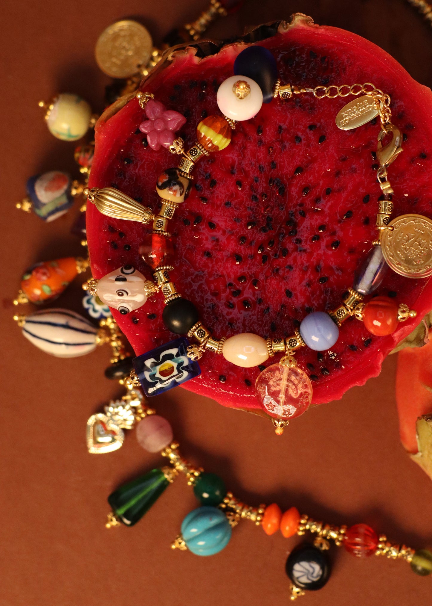 Bracciale Esmeralda di Laura Sciunnach – gioiello artigianale fatto a mano con perle colorate e ciondoli unici in vetro, ispirato allo stile creativo degli anni ’80. Bracciale elegante e versatile, perfetto per chi ama distinguersi con accessori originali.