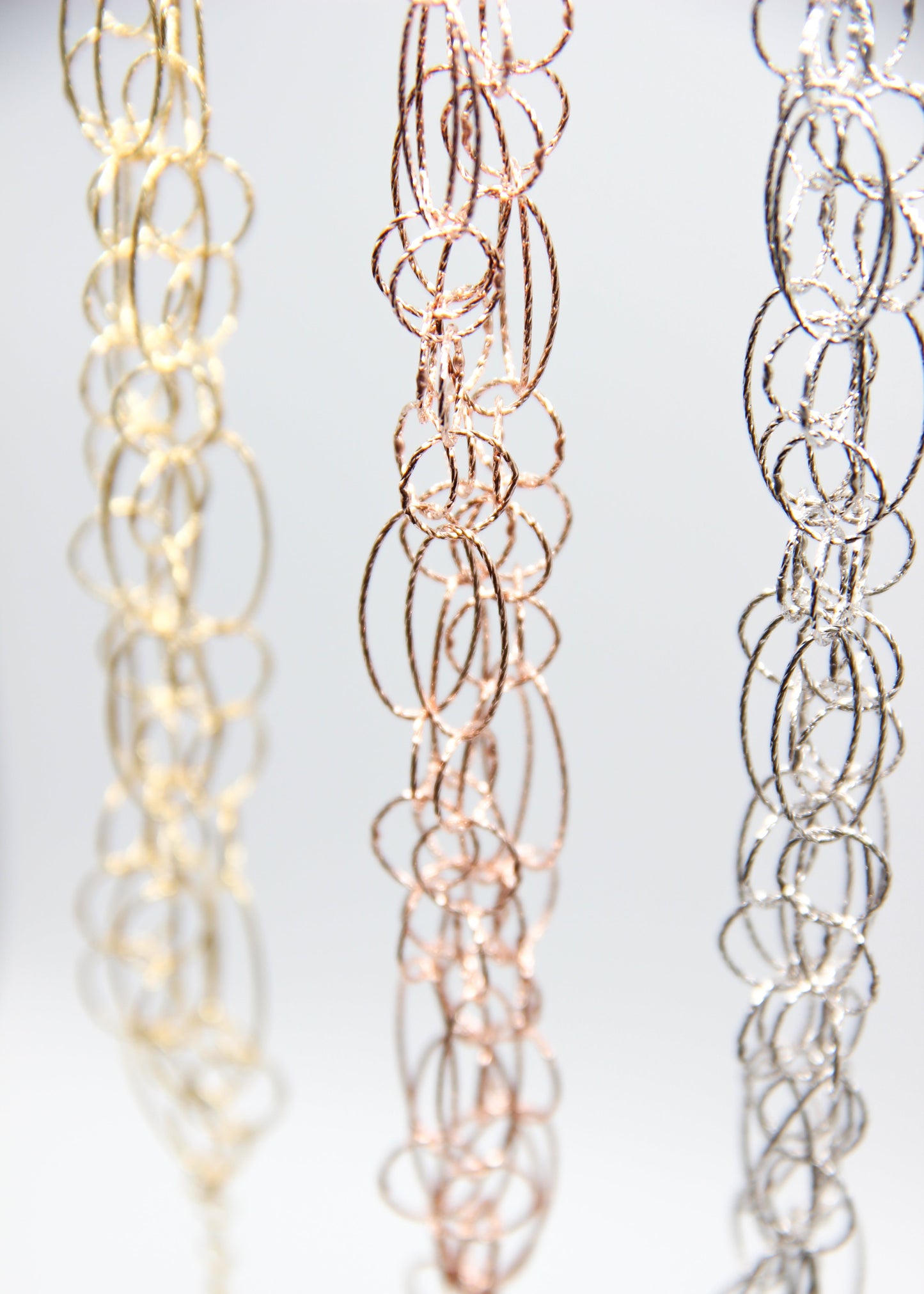 Bracciale Intreccio di Laura Sciunnach, artigianale, cinque fili a maglie irregolari in argento 925, oro giallo o oro rosa, con piccola monetina pendente, elegante e contemporaneo.