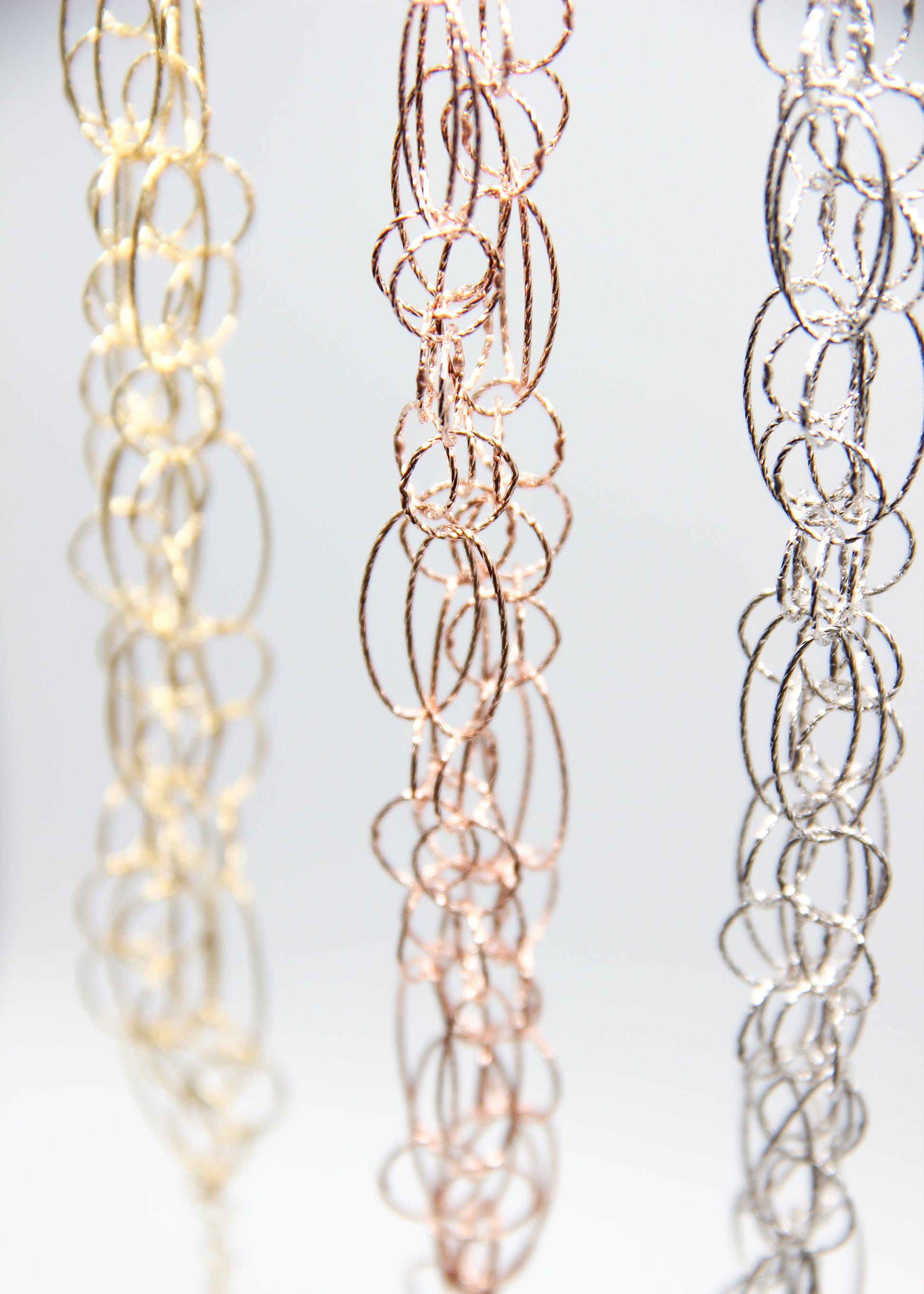 Bracciale Intreccio di Laura Sciunnach, artigianale, cinque fili a maglie irregolari in argento 925, oro giallo o oro rosa, con piccola monetina pendente, elegante e contemporaneo.