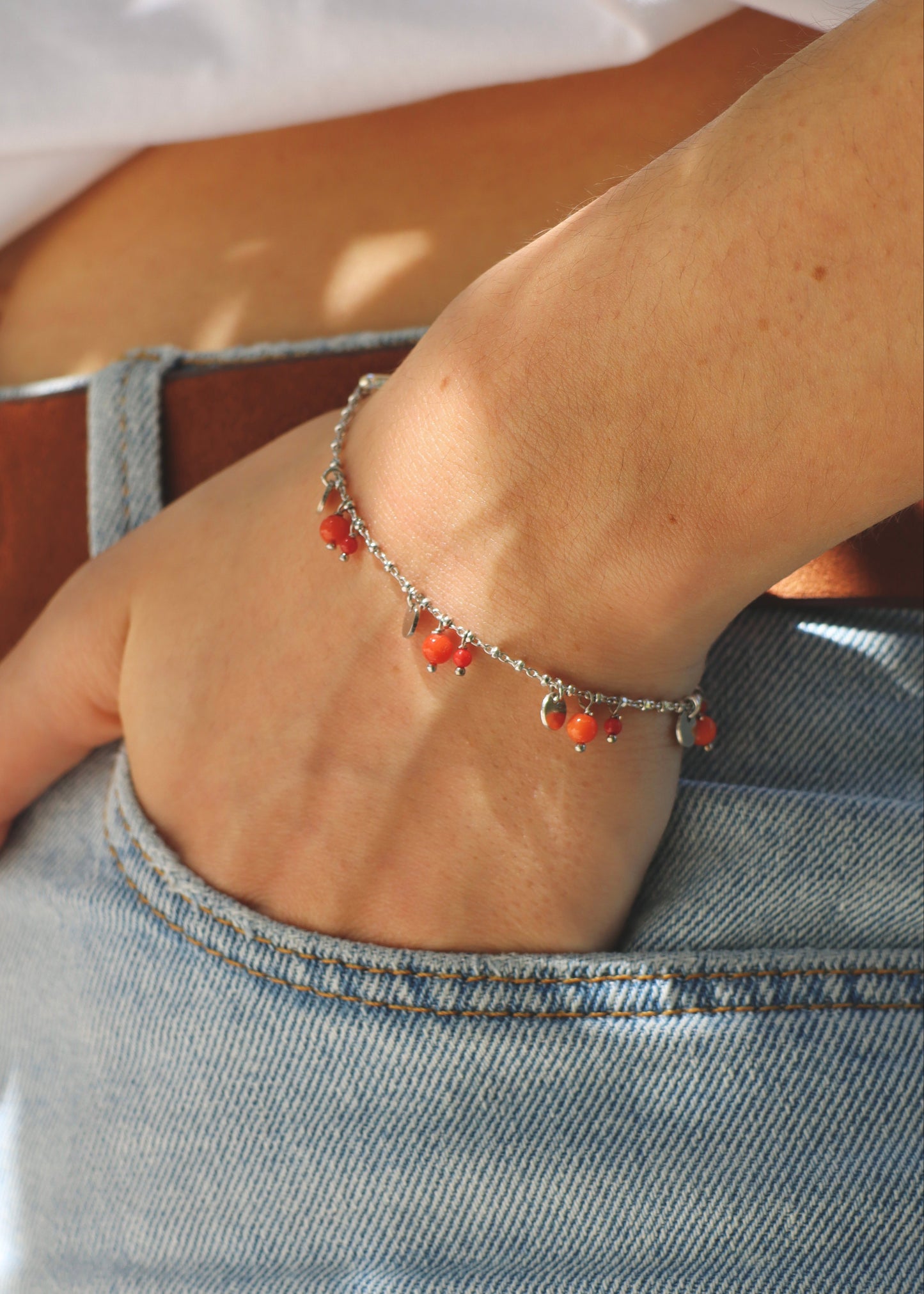 Bracciale Little Princess Summer Edition Laura Sciunnach in argento 925 con corallo e ciondoli rotondi. Gioiello artigianale Made in Italy perfetto per l’estate e per aggiungere un tocco di colore al look.