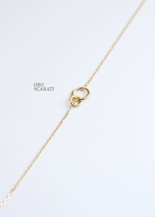 Bracciale in oro 9 carati Forever di Laura Sciunnach con due cerchi intrecciati, design minimal made in Italy.