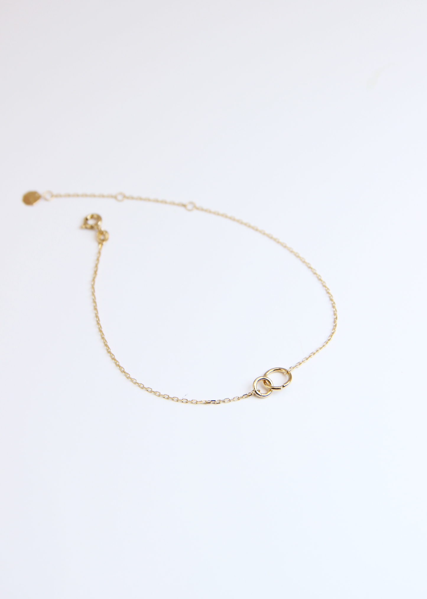Bracciale in oro 9 carati Forever di Laura Sciunnach con due cerchi intrecciati, design minimal made in Italy.