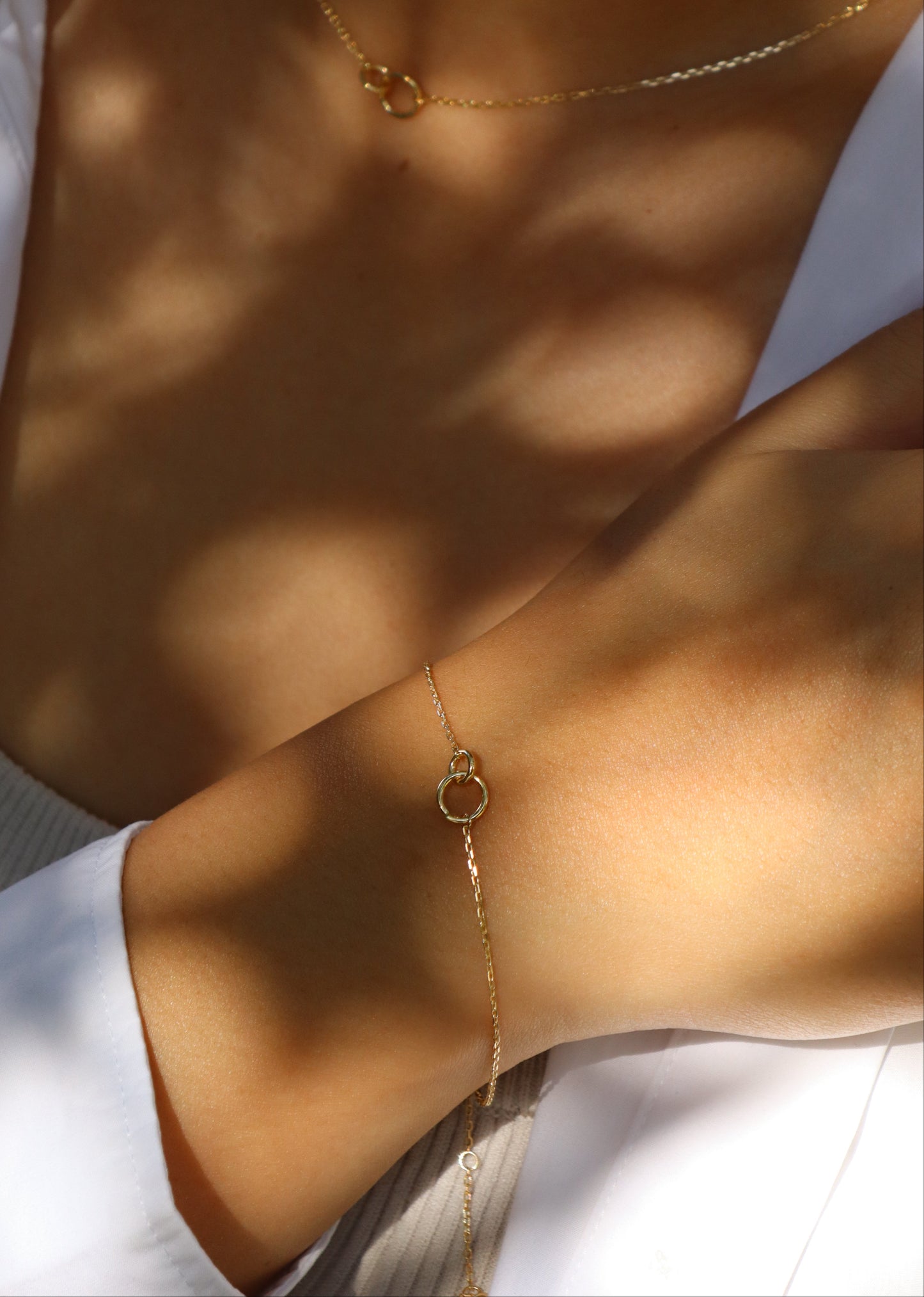 Gioiello artigianale Laura Sciunnach, bracciale Forever in oro 9 carati con cerchi intrecciati eleganti.