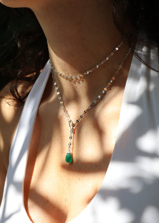 Collana lunga Ameline in argento o argento placcato oro con ciondolo in pietra dura, realizzata artigianalmente da Laura Sciunnach, indossabile lunga o a doppio giro.
