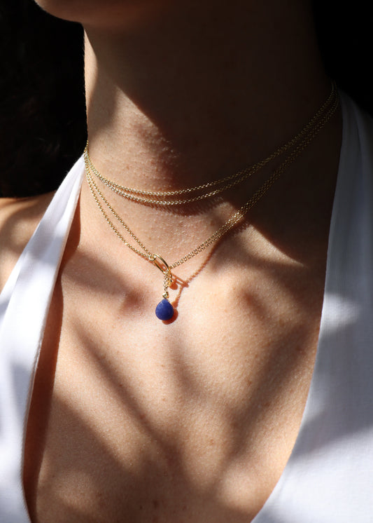 Collana lunga Coraline in argento o argento placcato oro con ciondolo in pietra dura, realizzata artigianalmente da Laura Sciunnach, indossabile lunga o a doppio giro grazie alla catena ad anellini doppia.