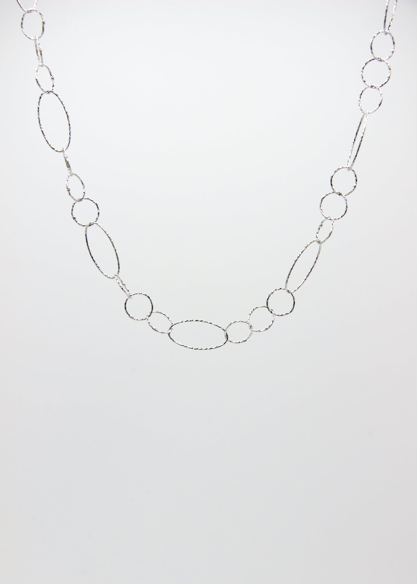 Collana Intreccio Laura Sciunnach lunga in argento placcato oro, maglie irregolari, collana artigianale italiana dal design elegante.
