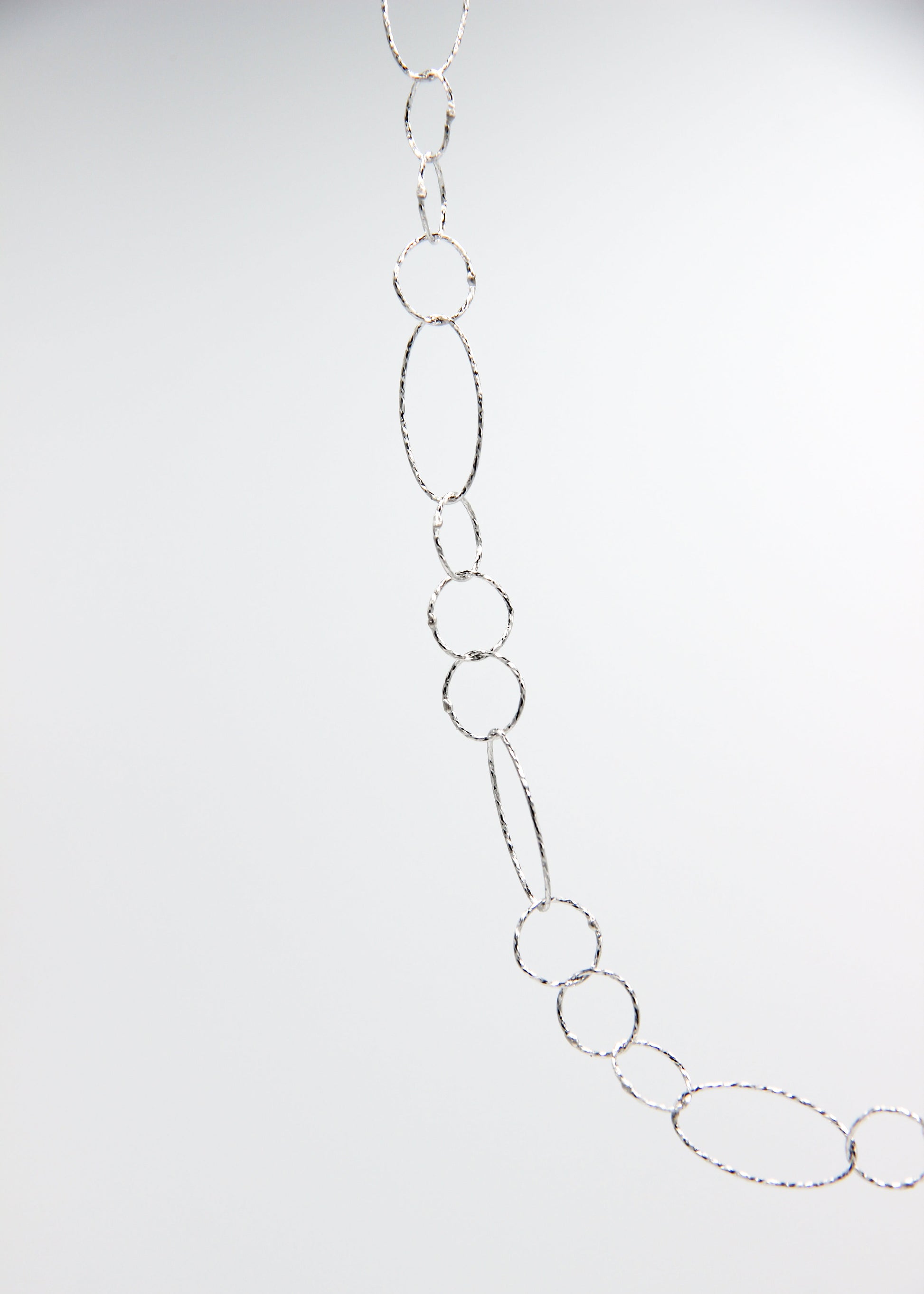 Collana Intreccio Laura Sciunnach lunga in argento placcato oro, maglie irregolari, collana artigianale italiana dal design elegante.
