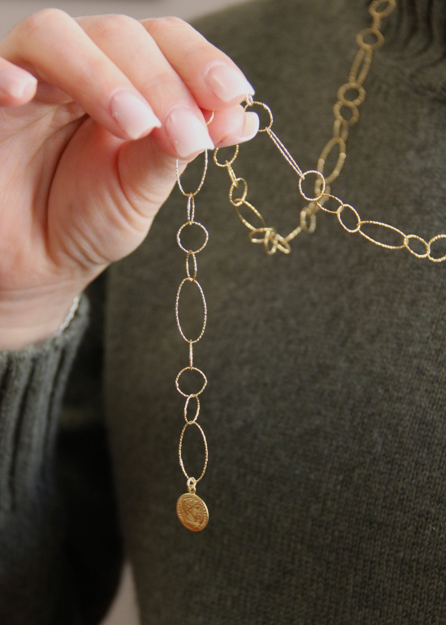 Collana Intreccio Laura Sciunnach lunga in argento placcato oro, maglie irregolari, collana artigianale italiana dal design elegante indossata da donna.