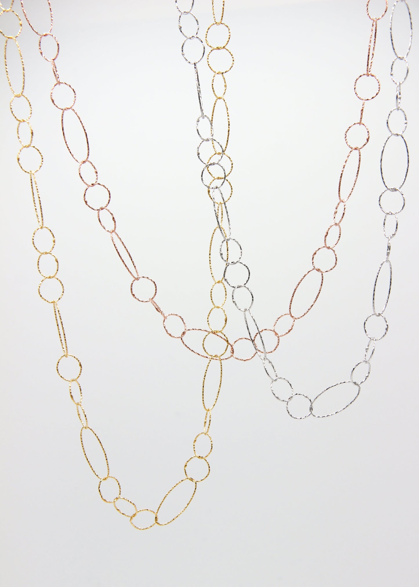 Collana Intreccio Laura Sciunnach lunga in argento placcato oro, maglie irregolari, collana artigianale italiana dal design elegante.
