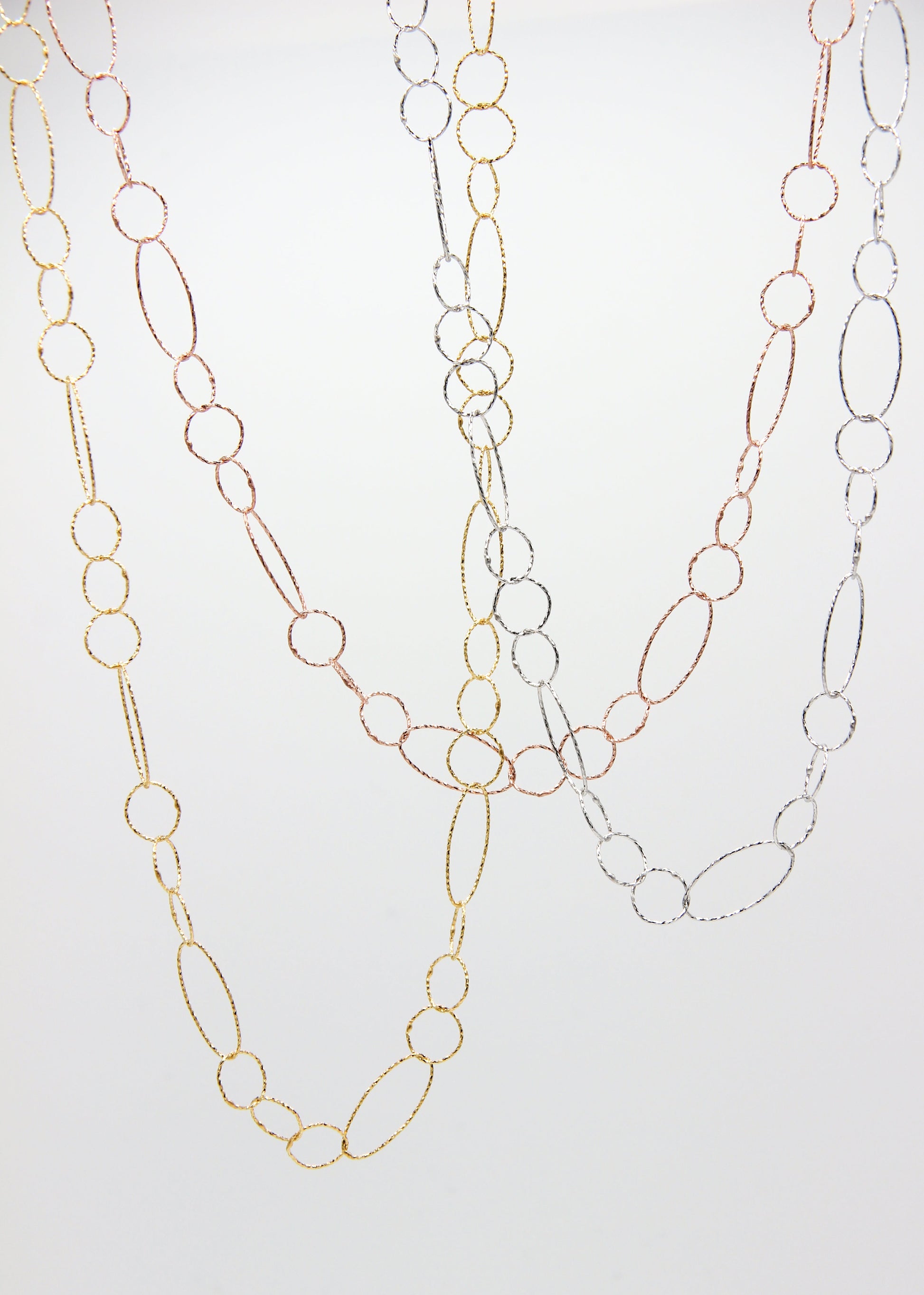 Collana Intreccio Laura Sciunnach lunga in argento placcato oro, maglie irregolari, collana artigianale italiana dal design elegante.
