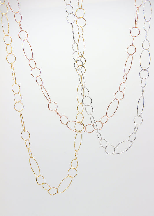 Collana Intreccio Laura Sciunnach lunga in argento placcato oro, maglie irregolari, collana artigianale italiana dal design elegante.
