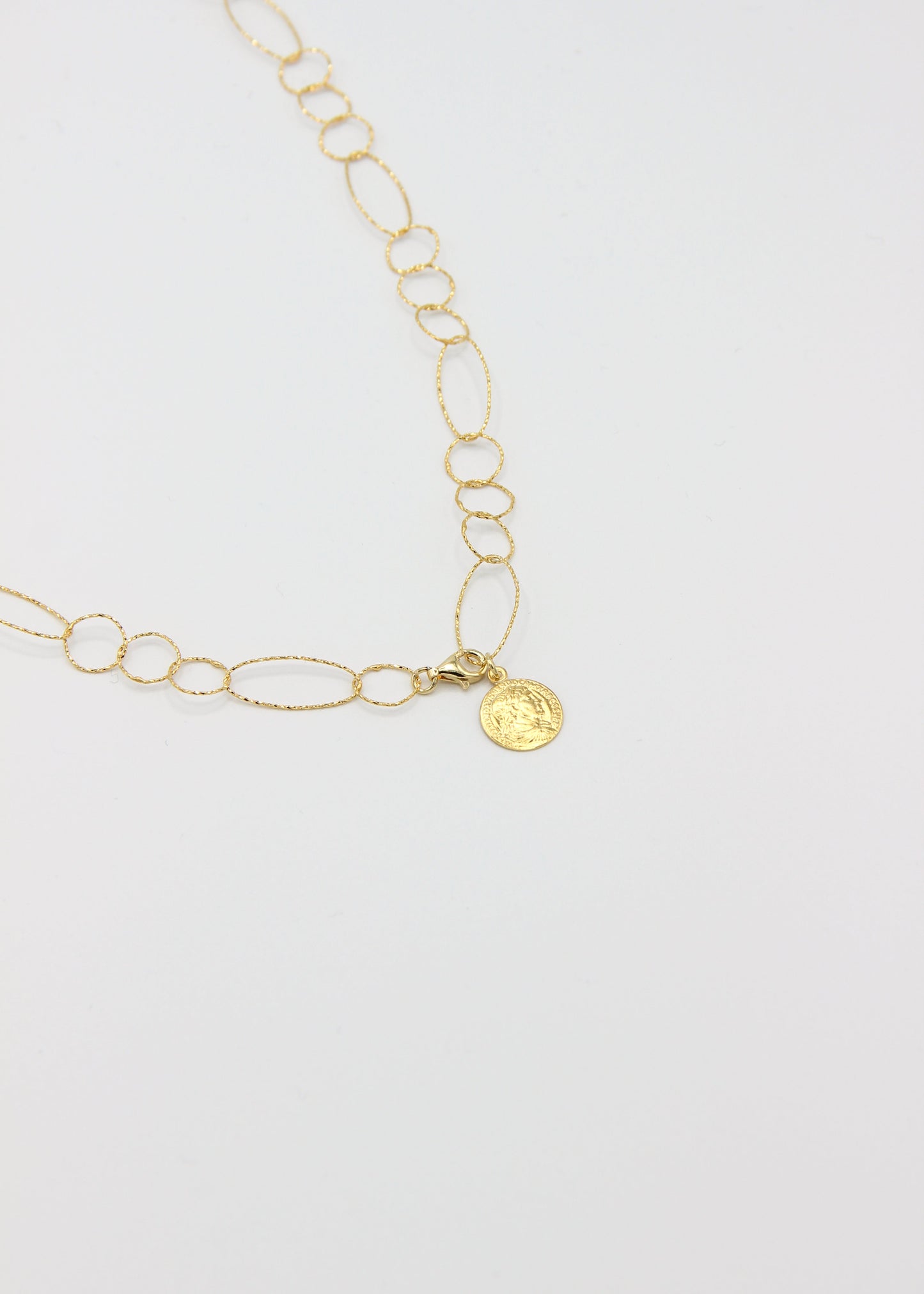 Collana Intreccio Laura Sciunnach lunga in argento placcato oro, maglie irregolari, collana artigianale italiana dal design elegante.
