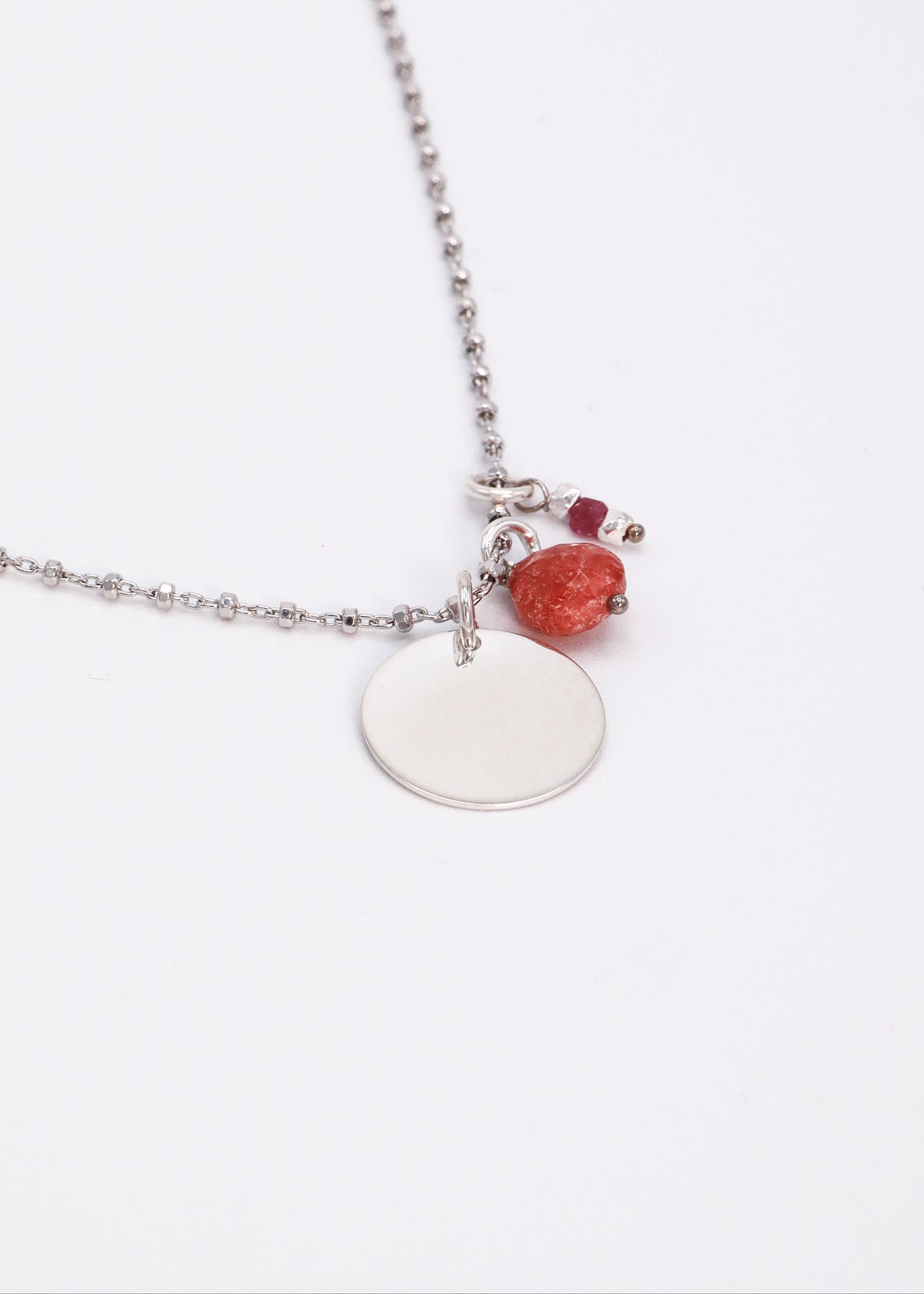 Sigilla Ricordi è una collana in argento 925, disponibile anche in placcato oro e oro rosa, pensata per custodire momenti speciali. Personalizzabile con incisioni su misura e arricchita da due ciondoli in pietra dura semipreziosa disponibili in 12 varianti, è il gioiello perfetto per portare sempre con te un’emozione preziosa.
