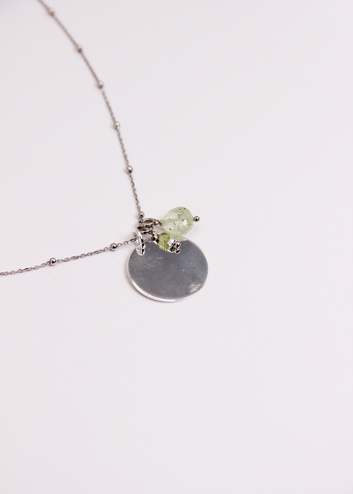 Sigilla Ricordi è una collana in argento 925, disponibile anche in placcato oro e oro rosa, pensata per custodire momenti speciali. Personalizzabile con incisioni su misura e arricchita da due ciondoli in pietra dura semipreziosa disponibili in 12 varianti, è il gioiello perfetto per portare sempre con te un’emozione preziosa.