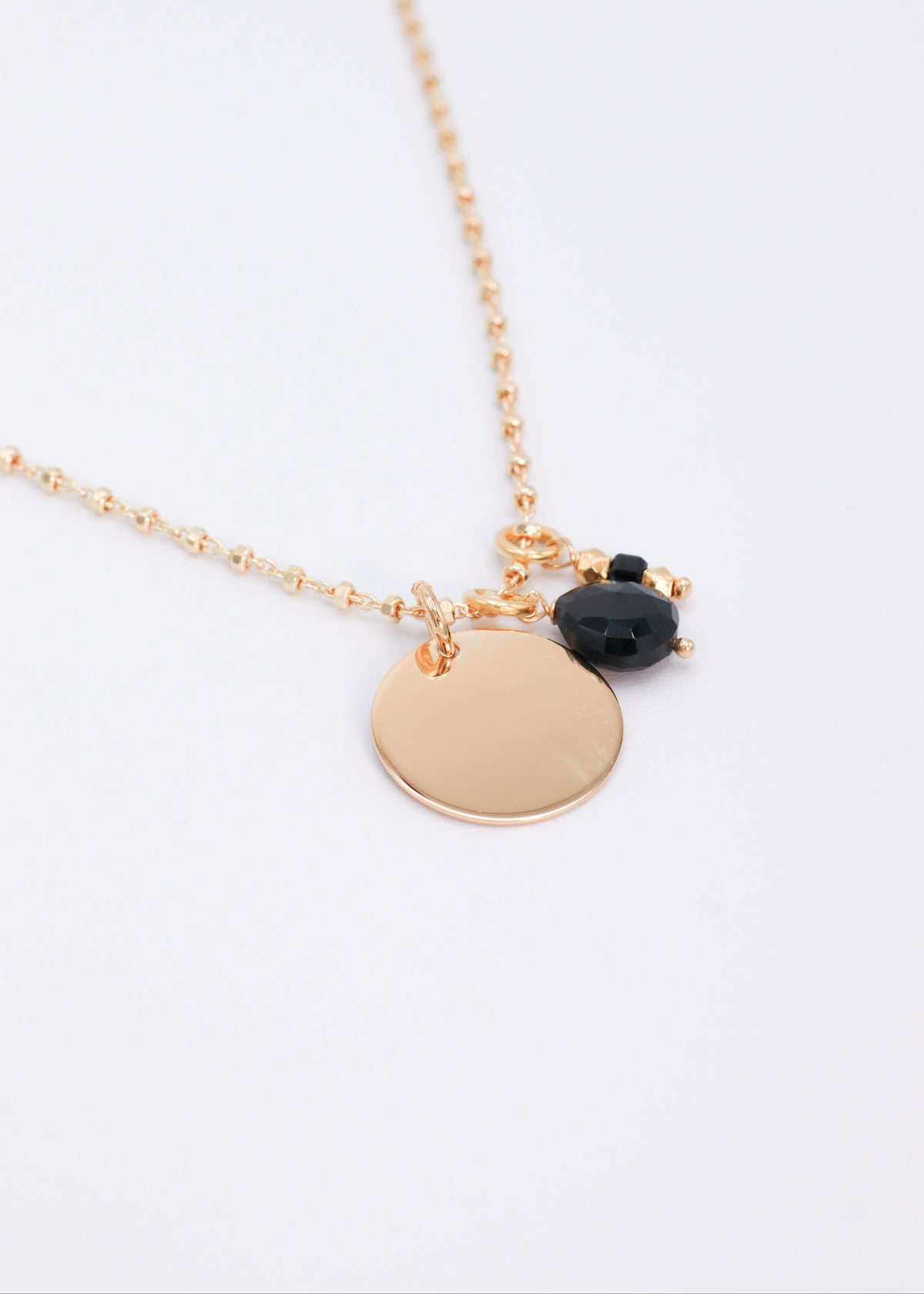 Sigilla Ricordi è una collana in argento 925, disponibile anche in placcato oro e oro rosa, pensata per custodire momenti speciali. Personalizzabile con incisioni su misura e arricchita da due ciondoli in pietra dura semipreziosa disponibili in 12 varianti, è il gioiello perfetto per portare sempre con te un’emozione preziosa.
