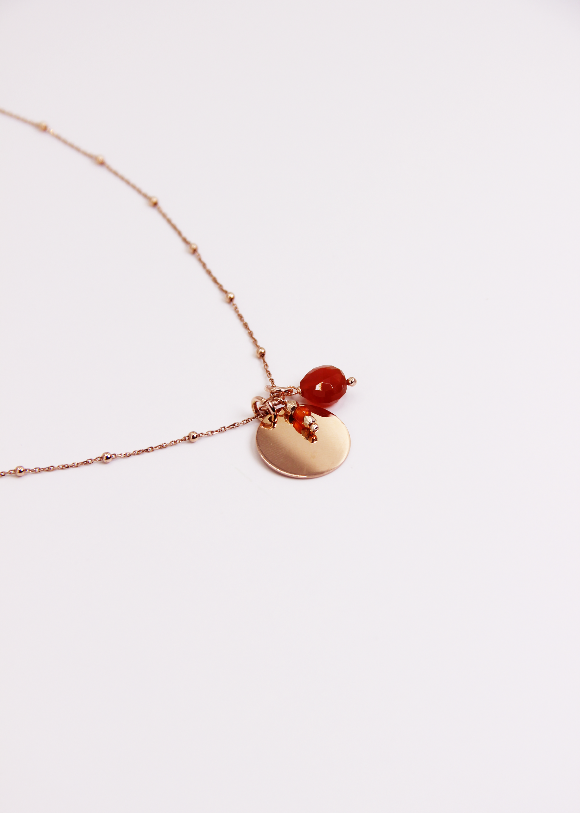 Sigilla Ricordi è una collana in argento 925, disponibile anche in placcato oro e oro rosa, pensata per custodire momenti speciali. Personalizzabile con incisioni su misura e arricchita da due ciondoli in pietra dura semipreziosa disponibili in 12 varianti, è il gioiello perfetto per portare sempre con te un’emozione preziosa.