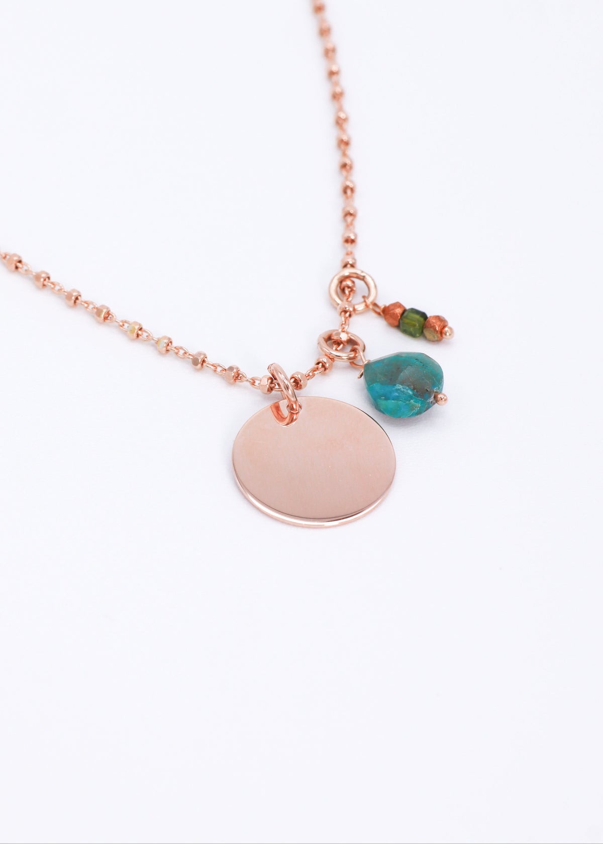 Sigilla Ricordi è una collana in argento 925, disponibile anche in placcato oro e oro rosa, pensata per custodire momenti speciali. Personalizzabile con incisioni su misura e arricchita da due ciondoli in pietra dura semipreziosa disponibili in 12 varianti, è il gioiello perfetto per portare sempre con te un’emozione preziosa.