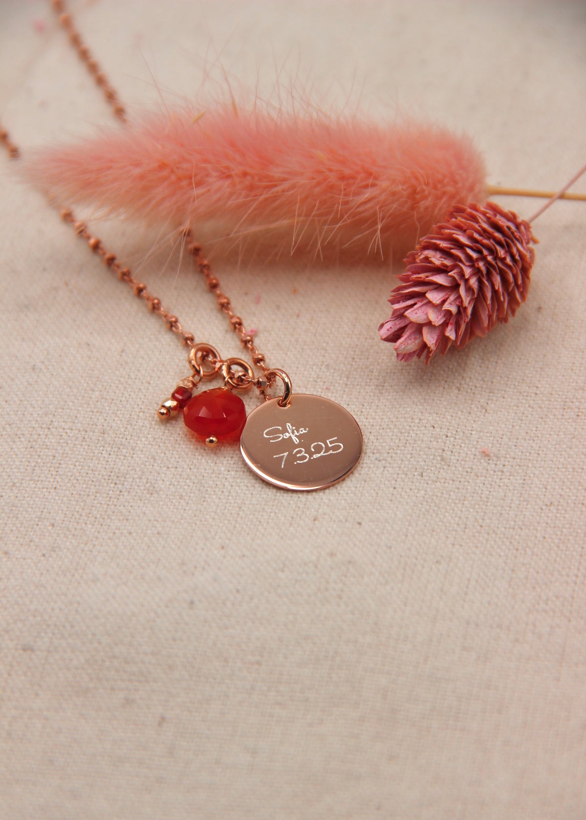 Sigilla Ricordi è una collana in argento 925, disponibile anche in placcato oro e oro rosa, pensata per custodire momenti speciali. Personalizzabile con incisioni su misura e arricchita da due ciondoli in pietra dura semipreziosa disponibili in 12 varianti, è il gioiello perfetto per portare sempre con te un’emozione preziosa.