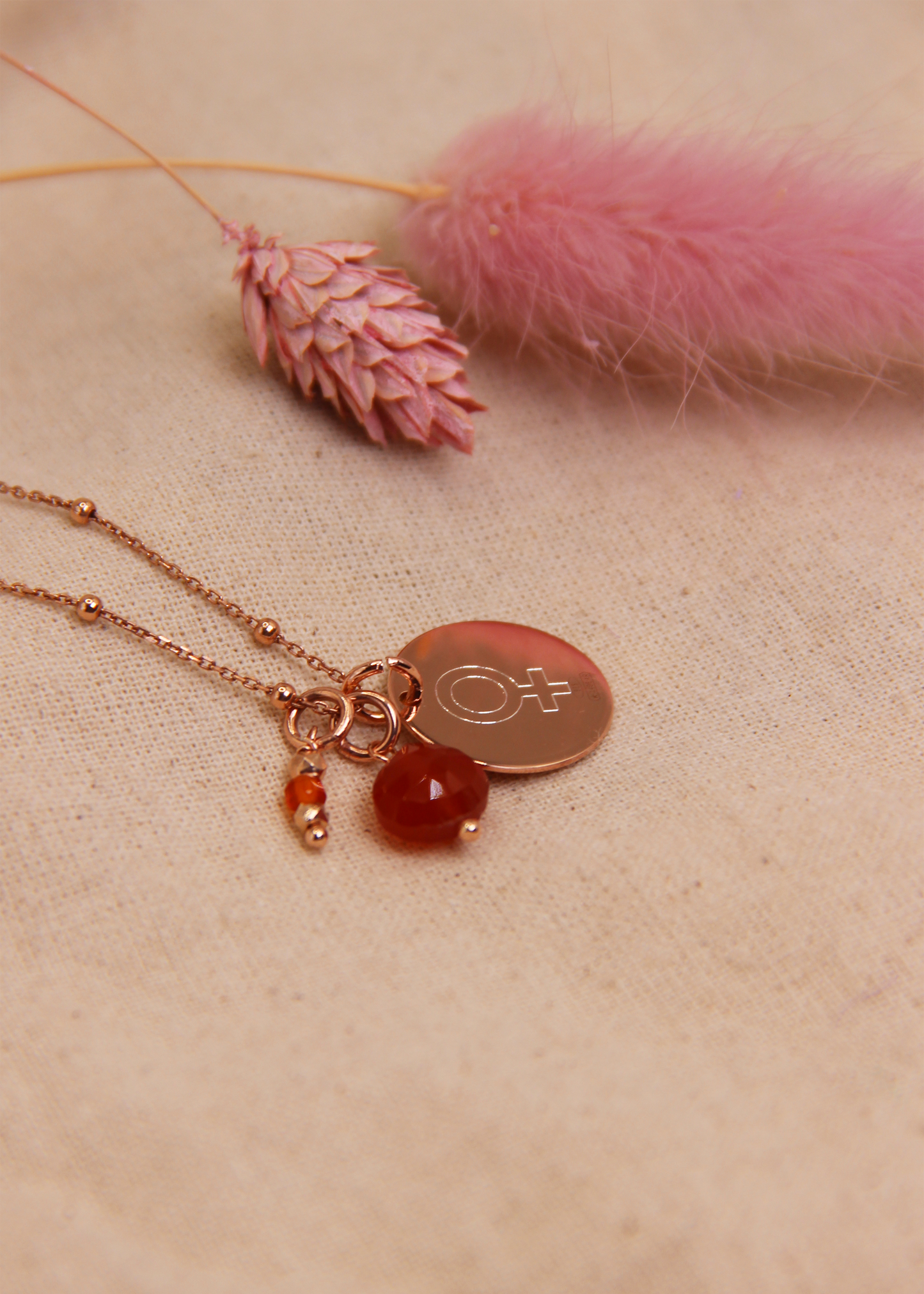 Sigilla Ricordi è una collana in argento 925, disponibile anche in placcato oro e oro rosa, pensata per custodire momenti speciali. Personalizzabile con incisioni su misura e arricchita da due ciondoli in pietra dura semipreziosa disponibili in 12 varianti, è il gioiello perfetto per portare sempre con te un’emozione preziosa.