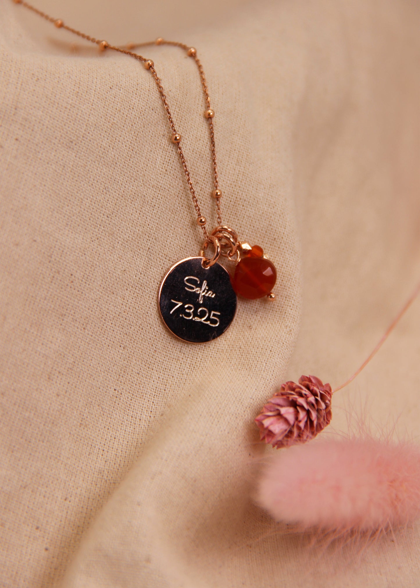Sigilla Ricordi è una collana in argento 925, disponibile anche in placcato oro e oro rosa, pensata per custodire momenti speciali. Personalizzabile con incisioni su misura e arricchita da due ciondoli in pietra dura semipreziosa disponibili in 12 varianti, è il gioiello perfetto per portare sempre con te un’emozione preziosa.
