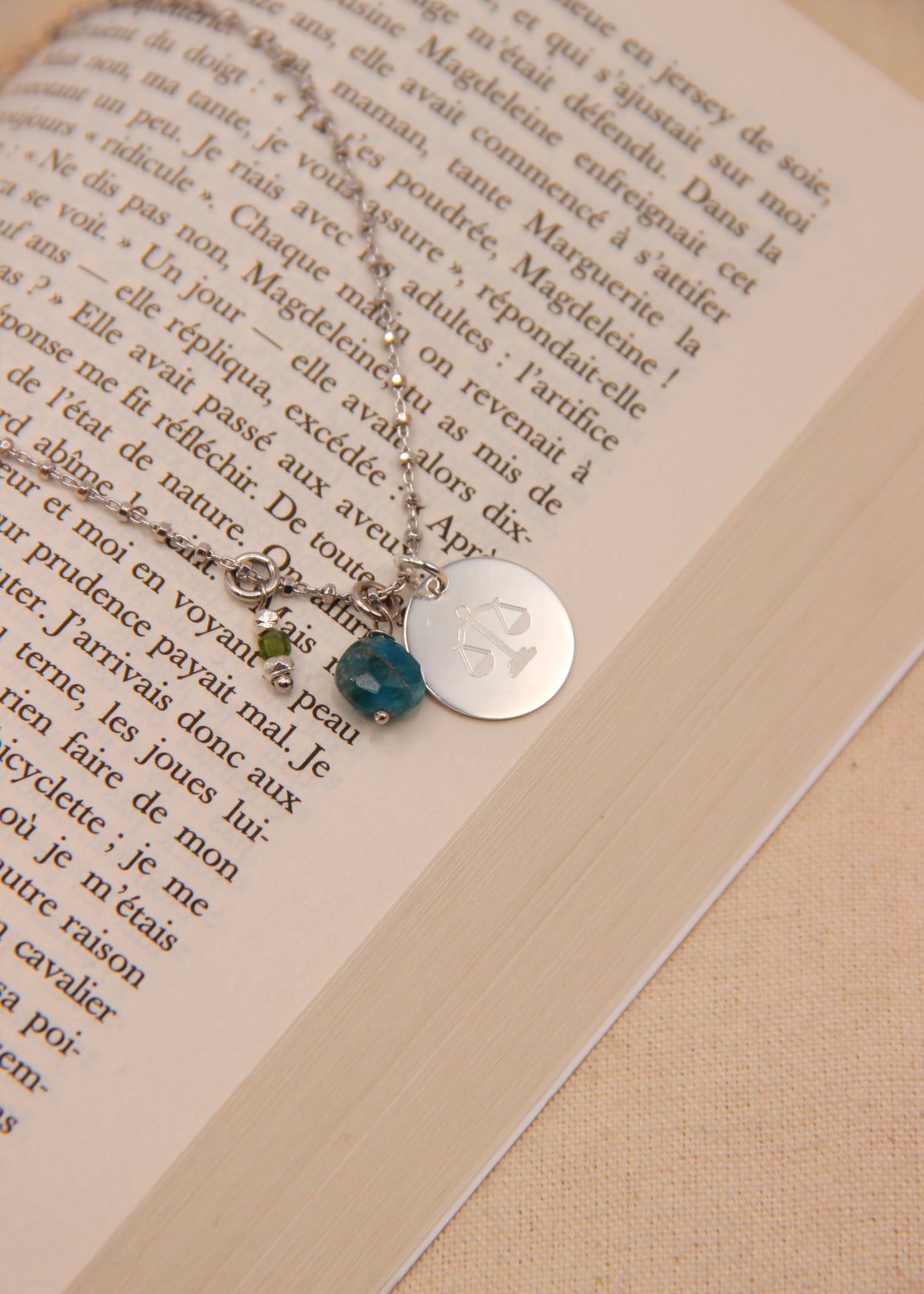 Sigilla Ricordi è una collana in argento 925, disponibile anche in placcato oro e oro rosa, pensata per custodire momenti speciali. Personalizzabile con incisioni su misura e arricchita da due ciondoli in pietra dura semipreziosa disponibili in 12 varianti, è il gioiello perfetto per portare sempre con te un’emozione preziosa.