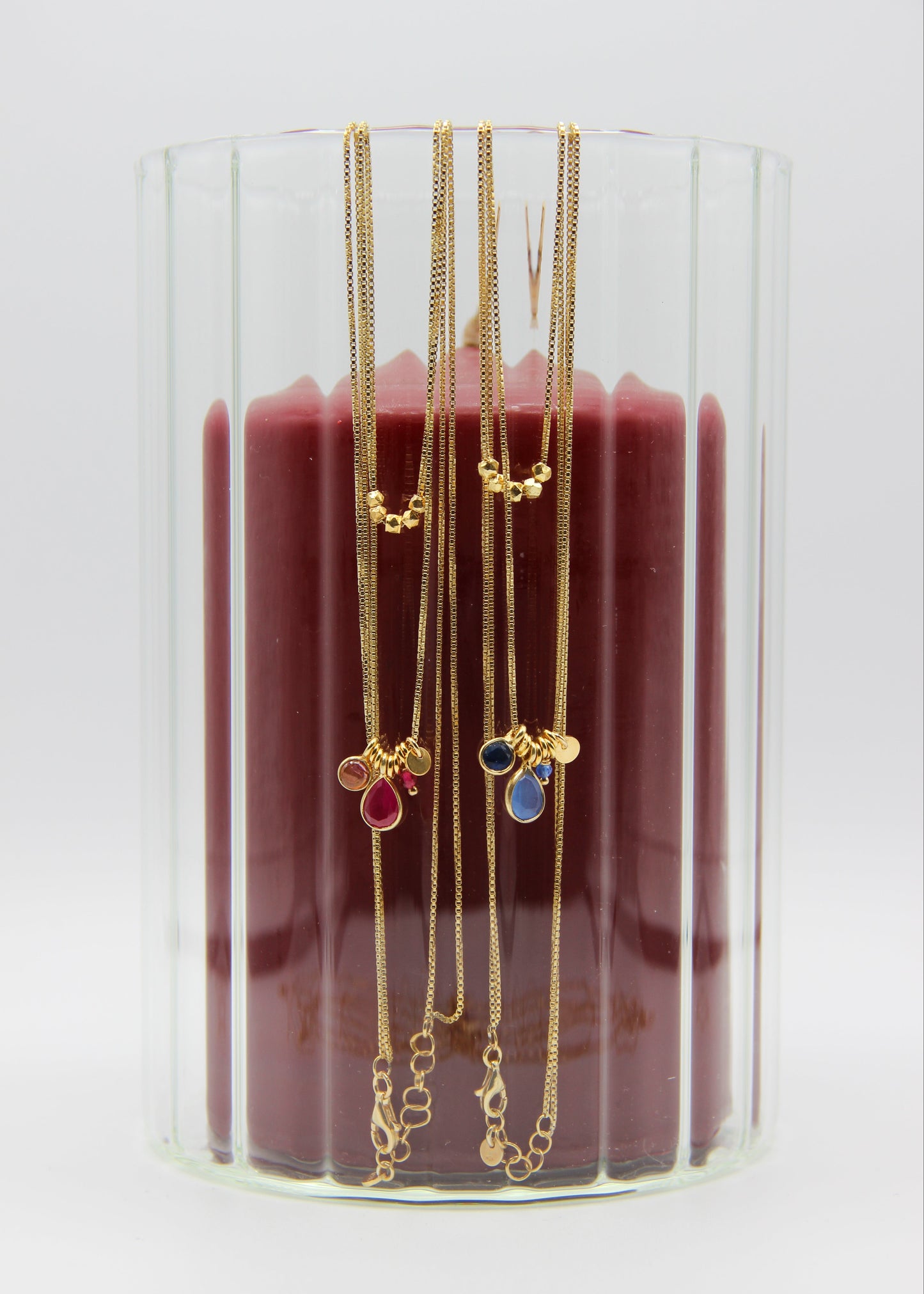 Collana Smile artigianale Laura Sciunnach a doppio giro in argento 925 placcato oro, con ciondoli multicolor e pendenti verdi. Gioiello minimal da donna con chiusura a moschettone, lunghezze 38 e 42 cm, ideale per look quotidiani e regali.